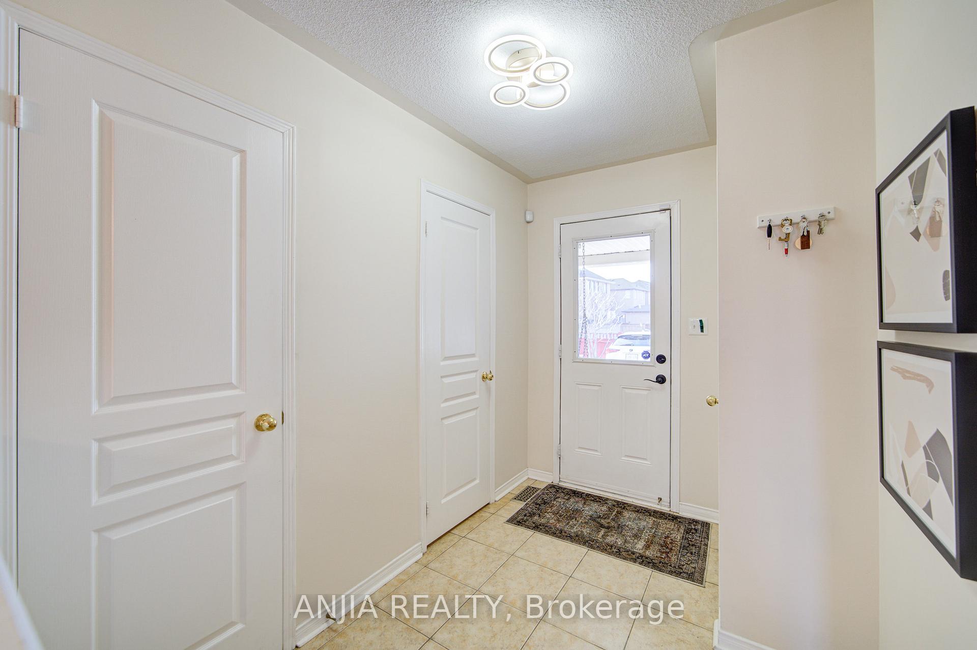 Photo 4 of 56 Old Oak Lane, Markham, Cornell — HOMEH