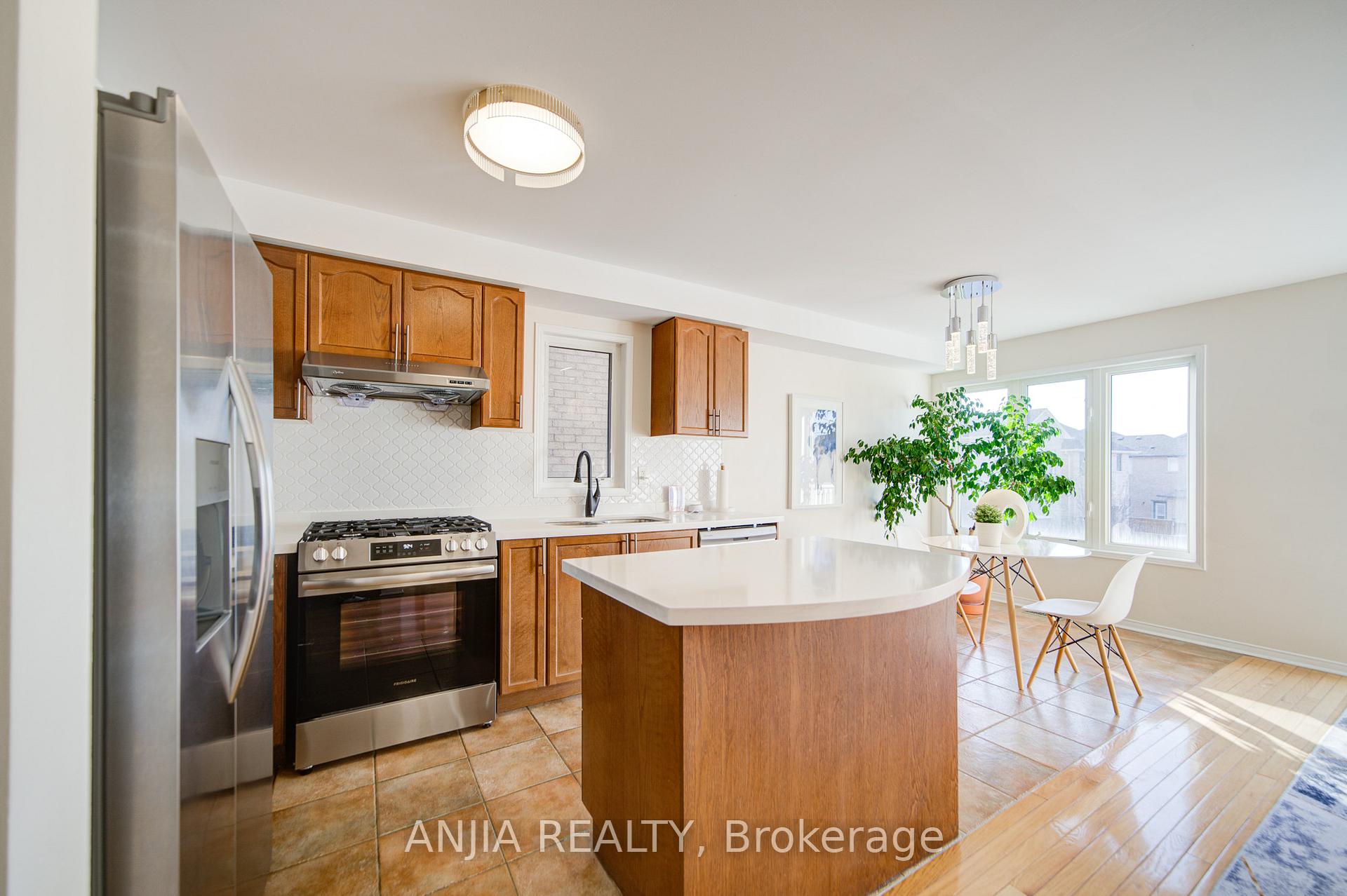 Photo 22 of 56 Old Oak Lane, Markham, Cornell — HOMEH