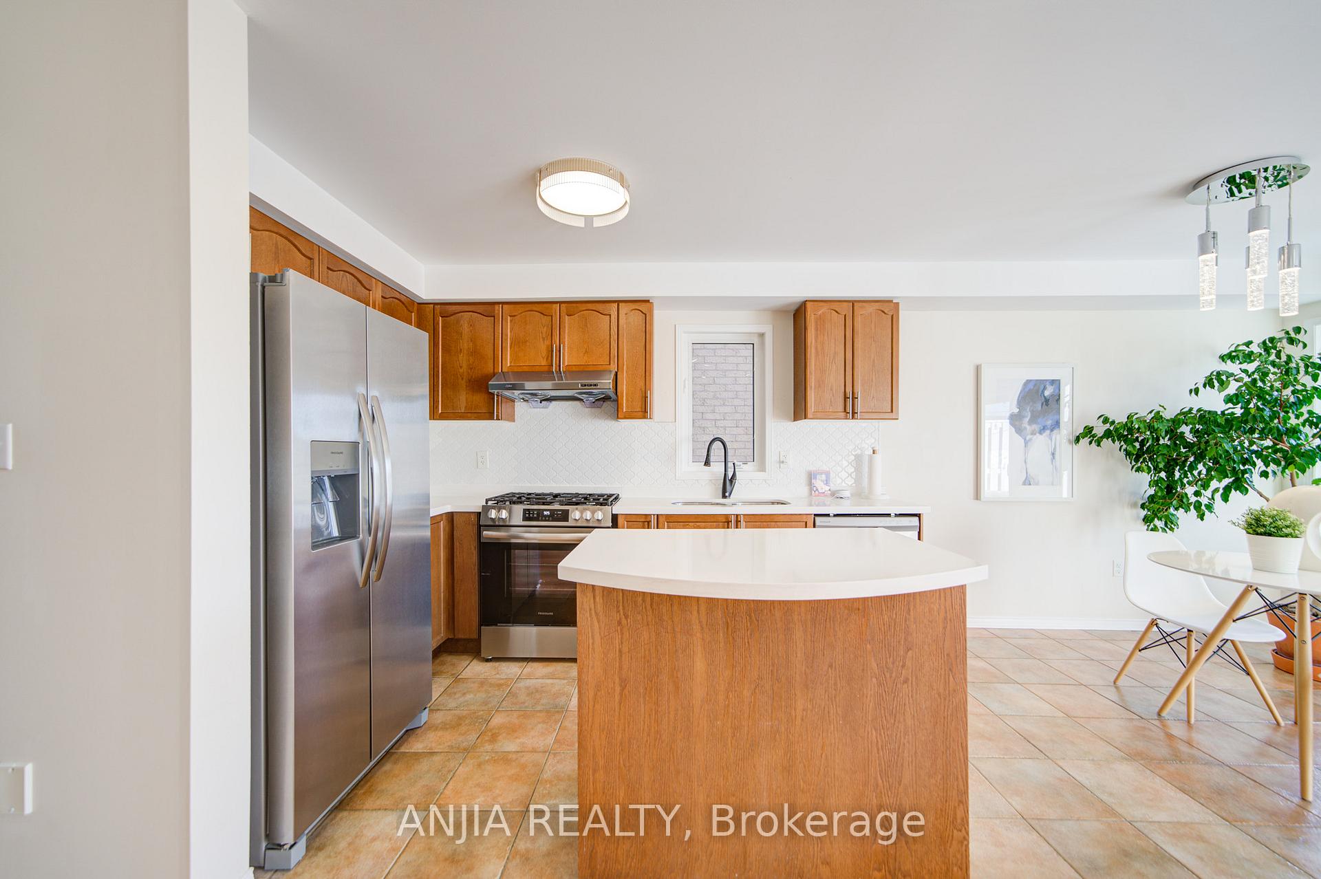 Photo 23 of 56 Old Oak Lane, Markham, Cornell — HOMEH