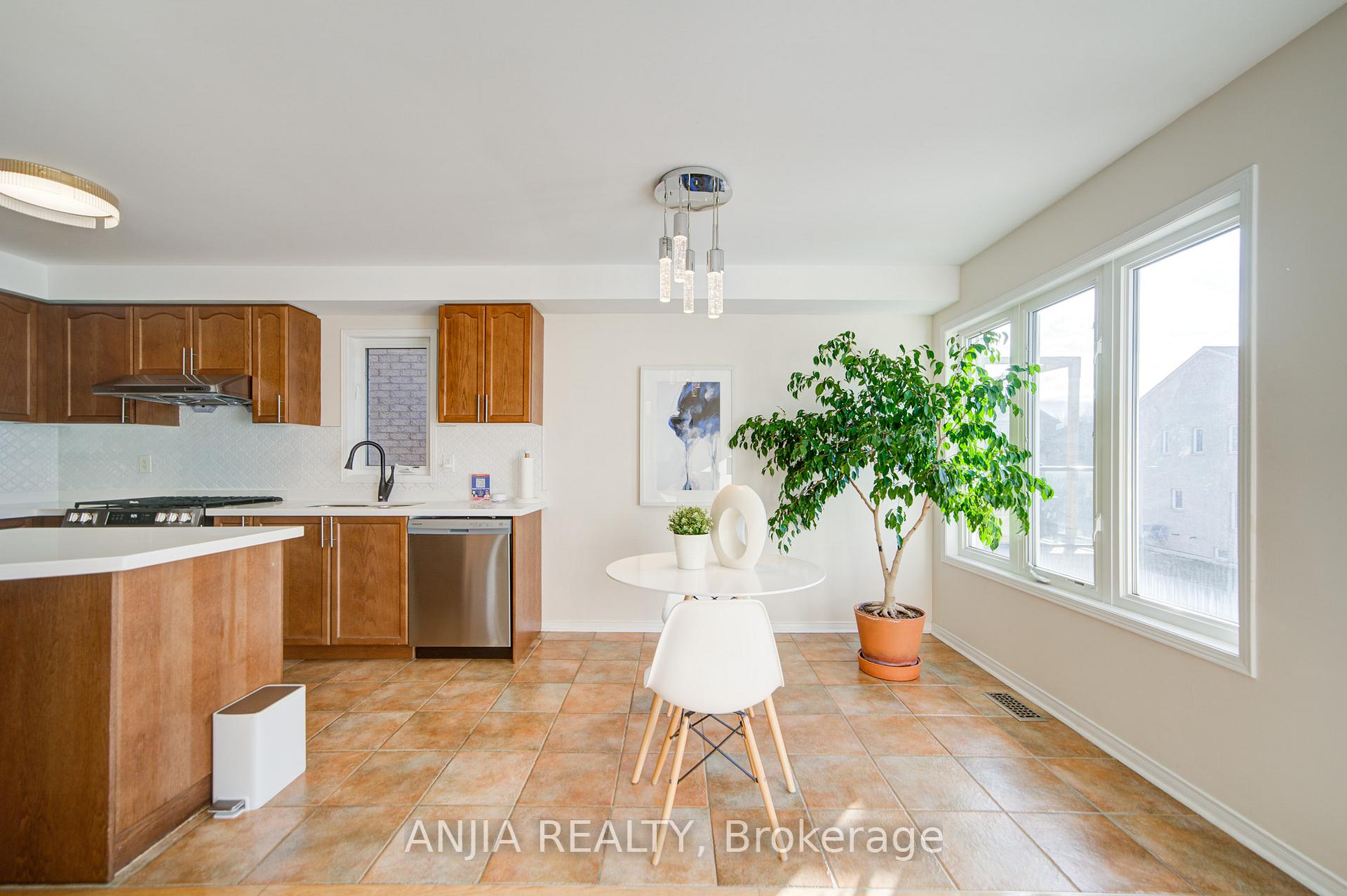 Photo 24 of 56 Old Oak Lane, Markham, Cornell — HOMEH