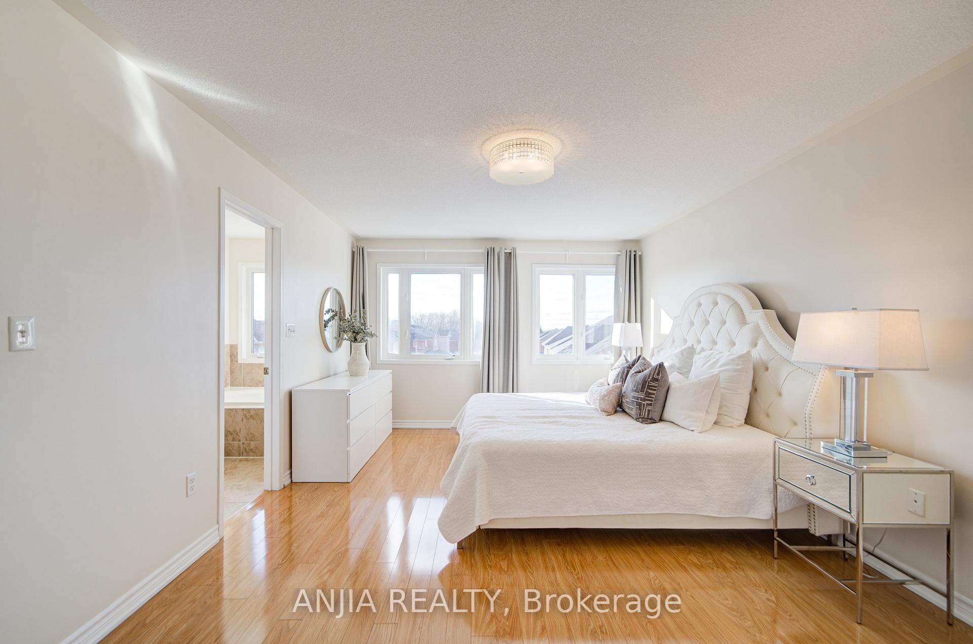 Photo 36 of 56 Old Oak Lane, Markham, Cornell — HOMEH