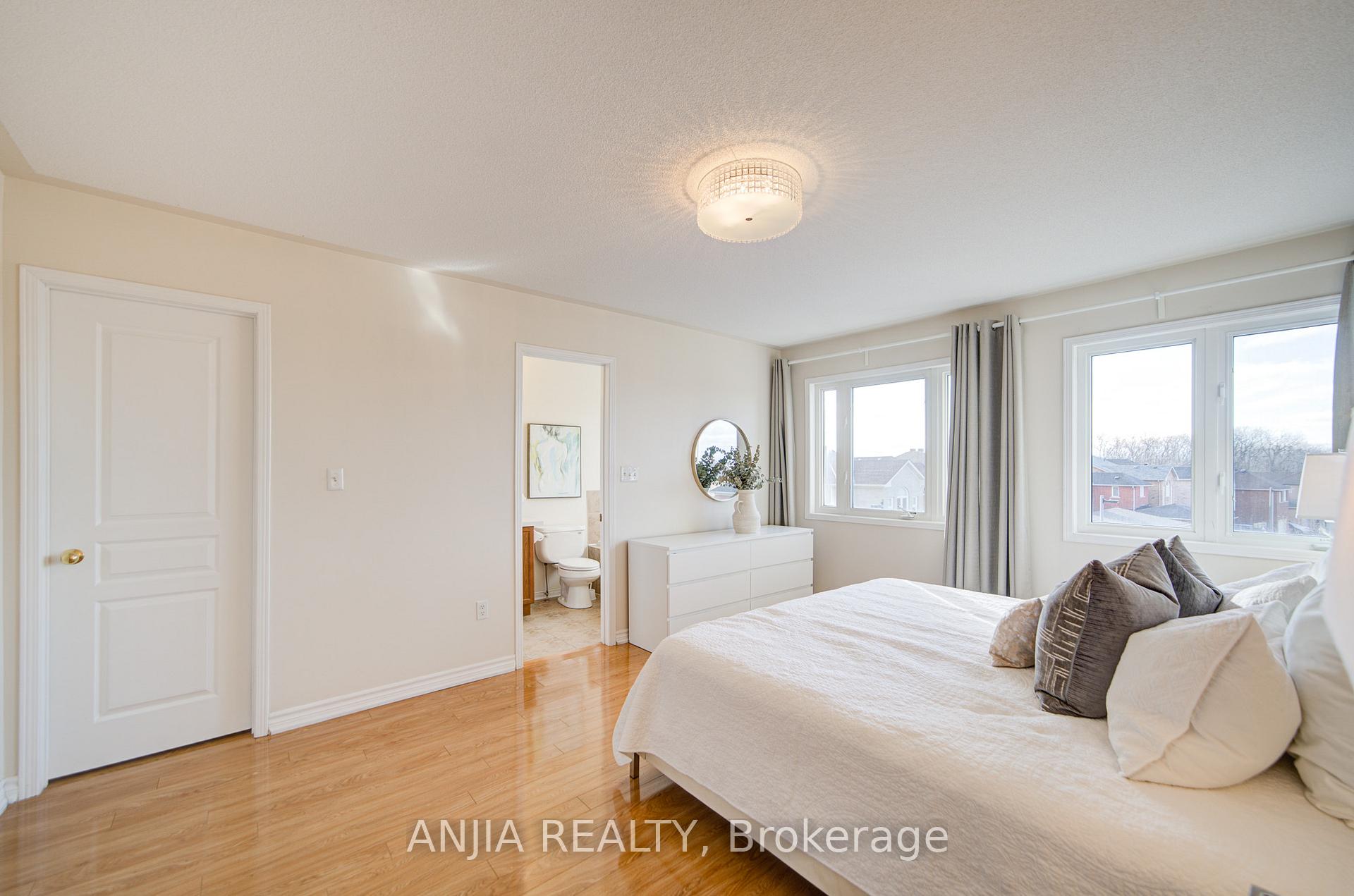 Photo 37 of 56 Old Oak Lane, Markham, Cornell — HOMEH