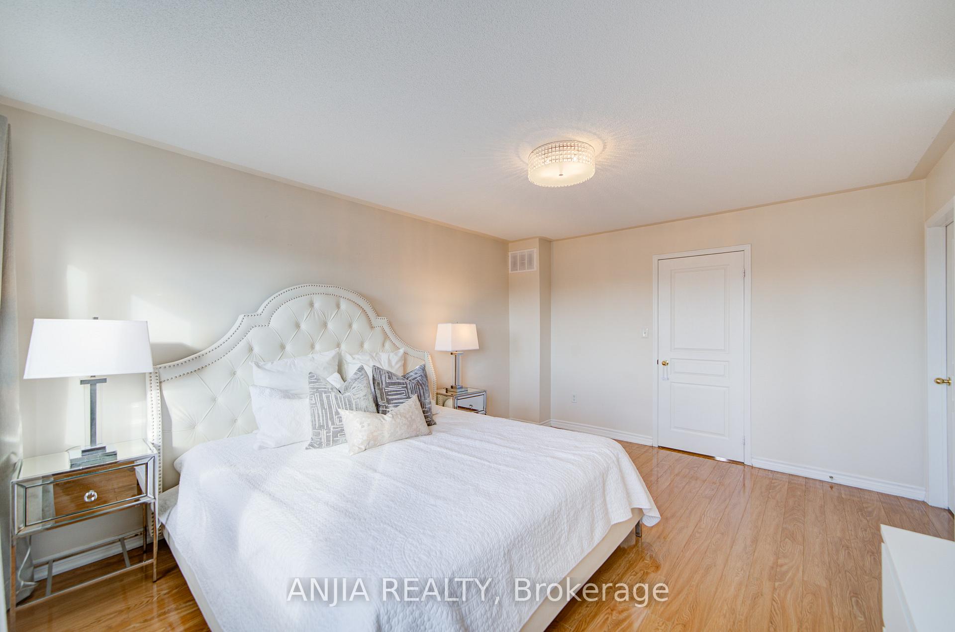 Photo 39 of 56 Old Oak Lane, Markham, Cornell — HOMEH