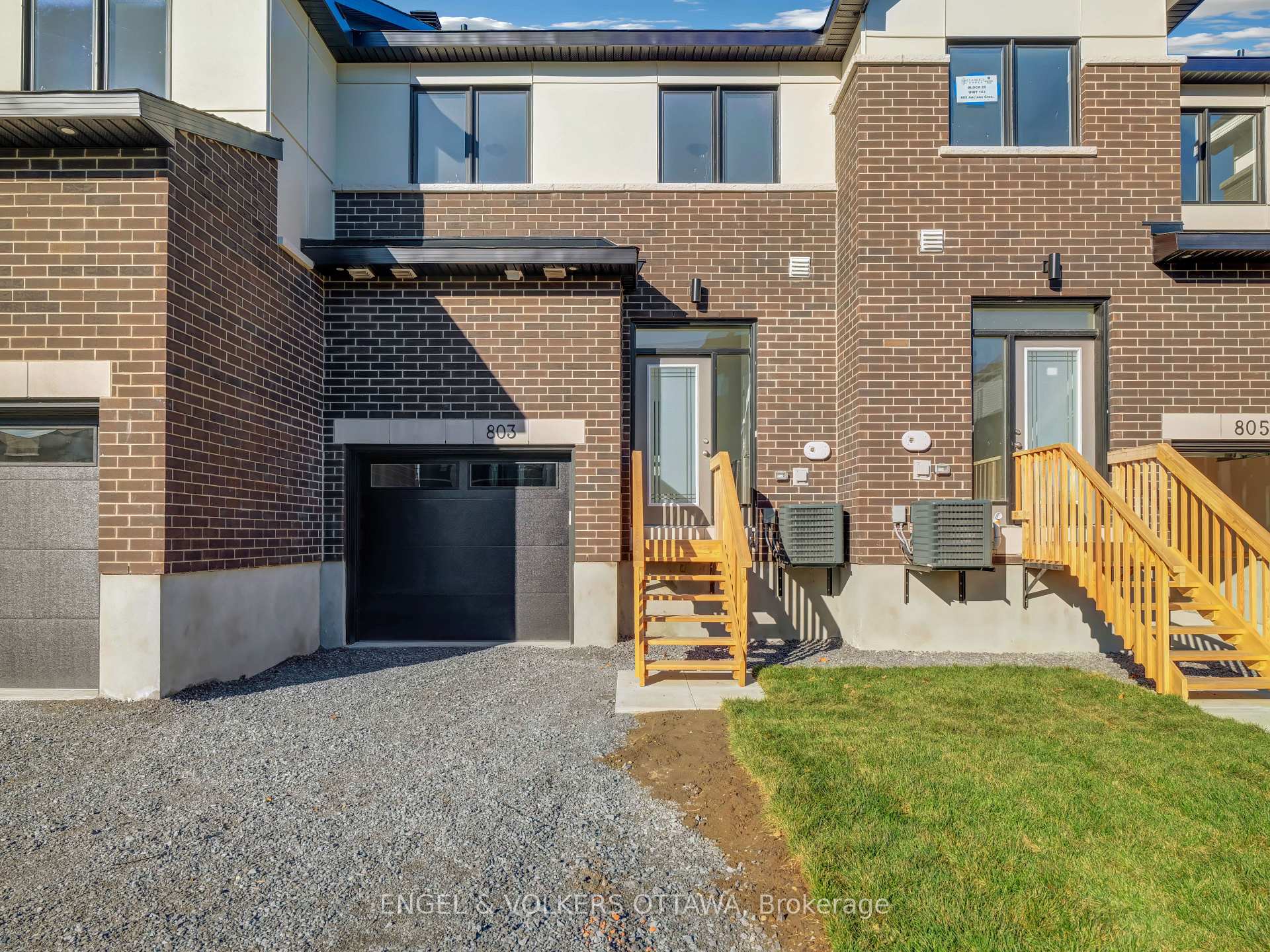 Photo 3 of 803 Anciano Crescent, Ottawa, Kanata - Emerald Meadows/Trailwest — HOMEH
