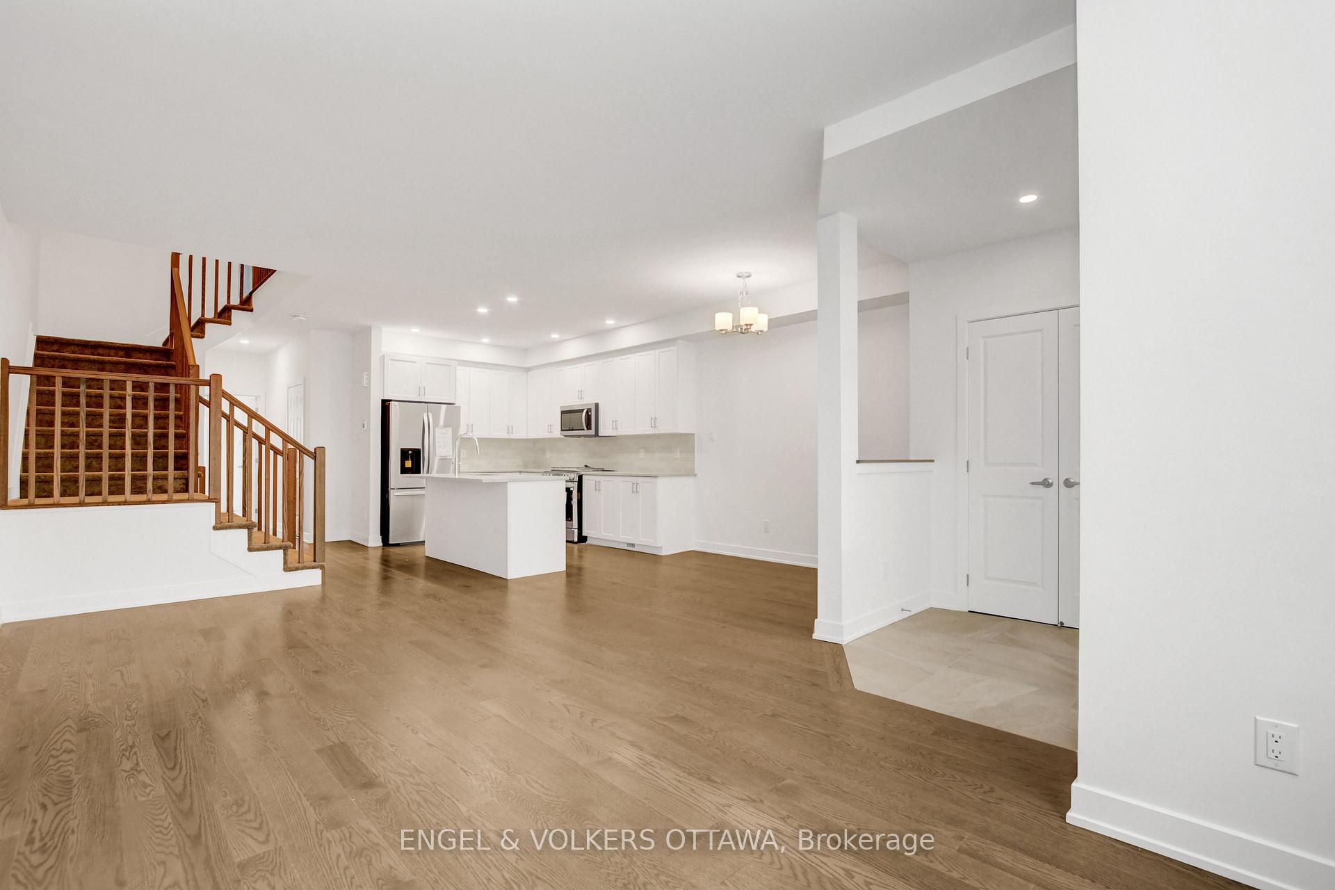Photo 7 of 803 Anciano Crescent, Ottawa, Kanata - Emerald Meadows/Trailwest — HOMEH