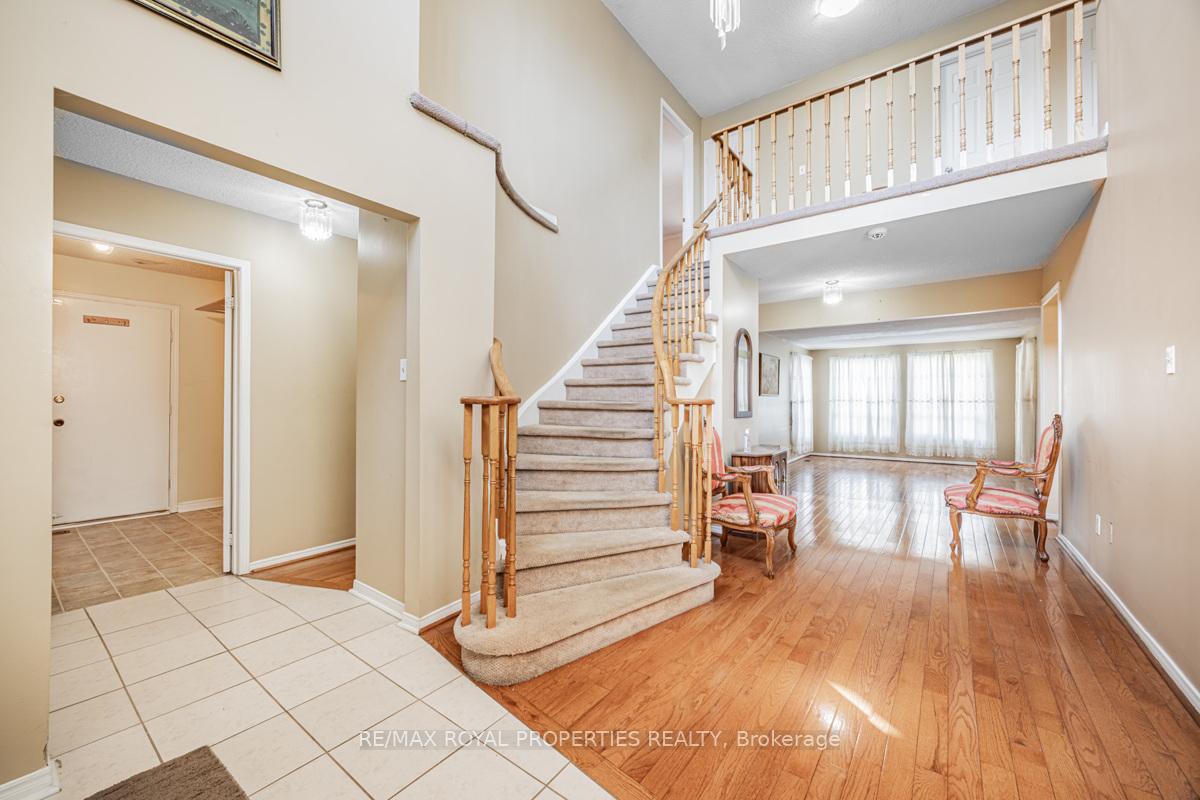 Photo 3 of 101 Forbes Crescent, Markham, Milliken Mills East — HOMEH