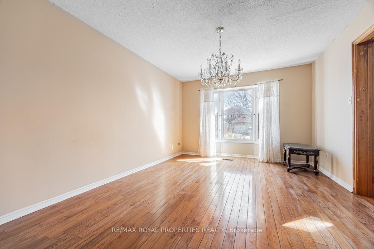 Photo 4 of 101 Forbes Crescent, Markham, Milliken Mills East — HOMEH
