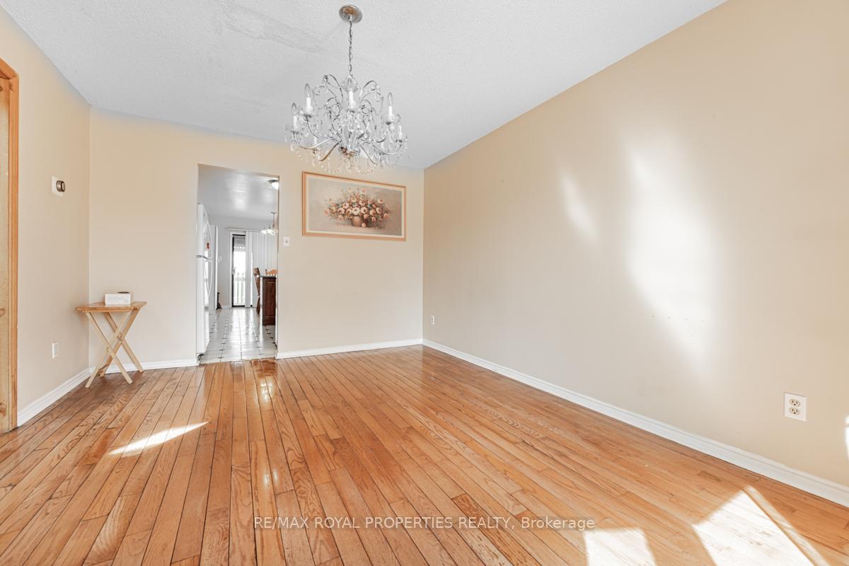 Photo 5 of 101 Forbes Crescent, Markham, Milliken Mills East — HOMEH