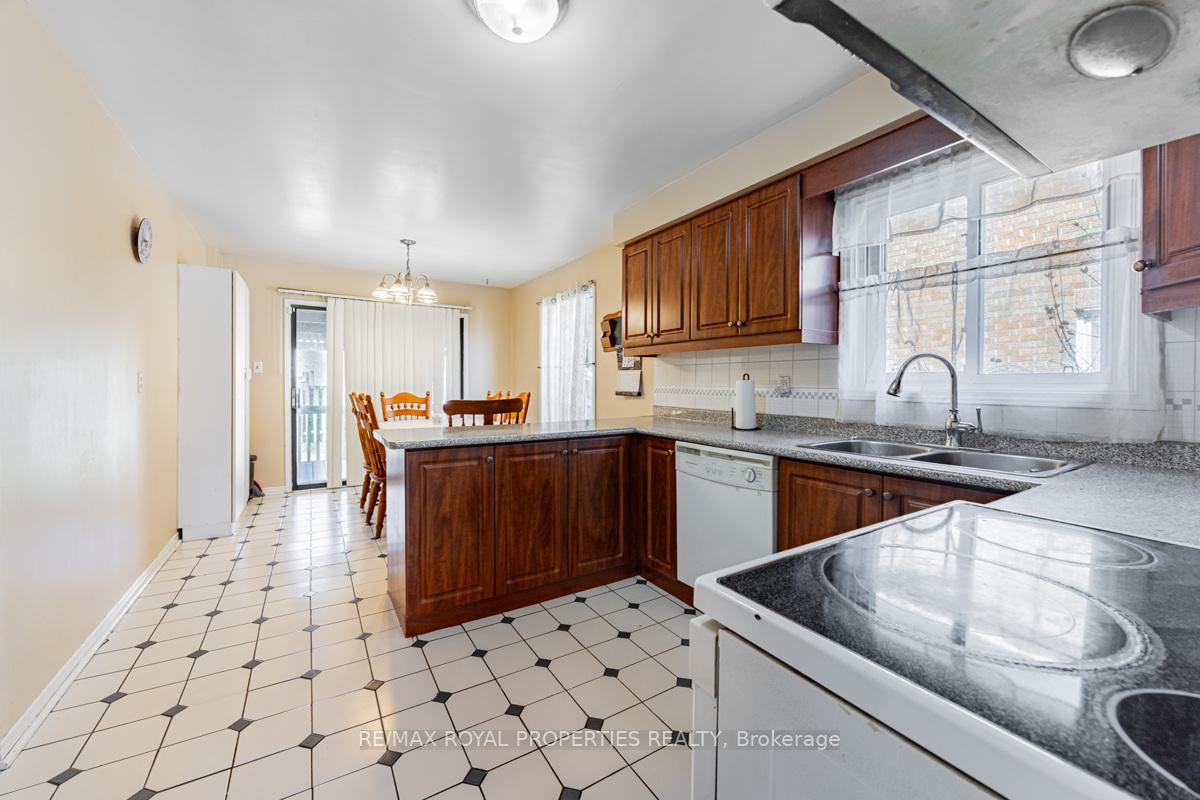 Photo 6 of 101 Forbes Crescent, Markham, Milliken Mills East — HOMEH