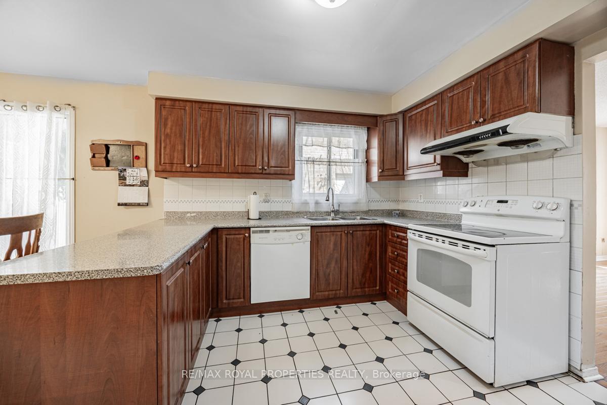 Photo 7 of 101 Forbes Crescent, Markham, Milliken Mills East — HOMEH