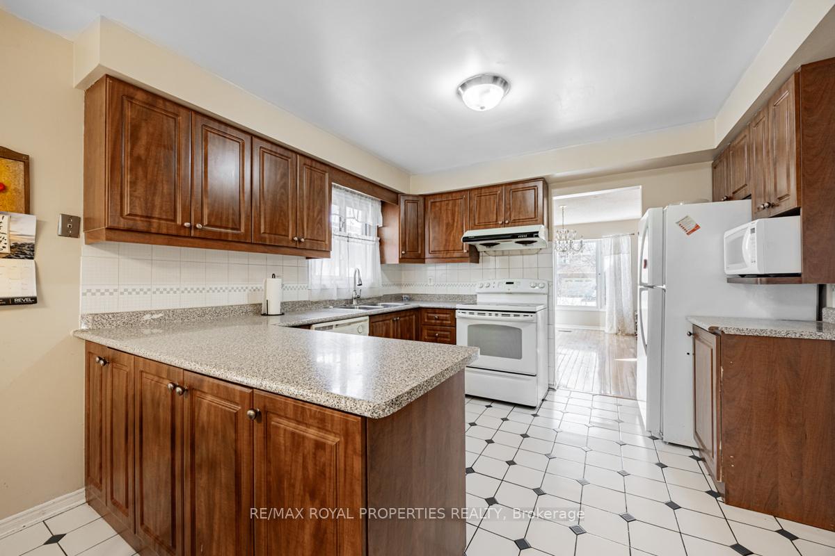 Photo 8 of 101 Forbes Crescent, Markham, Milliken Mills East — HOMEH