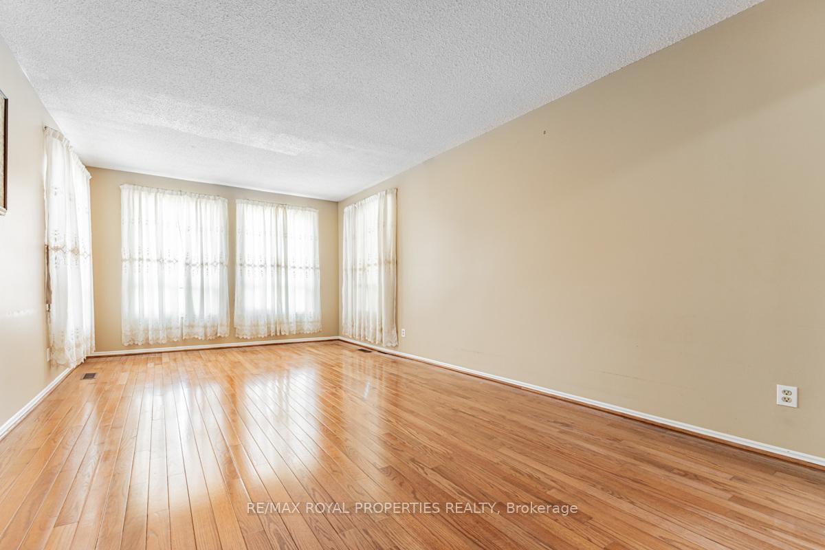 Photo 11 of 101 Forbes Crescent, Markham, Milliken Mills East — HOMEH