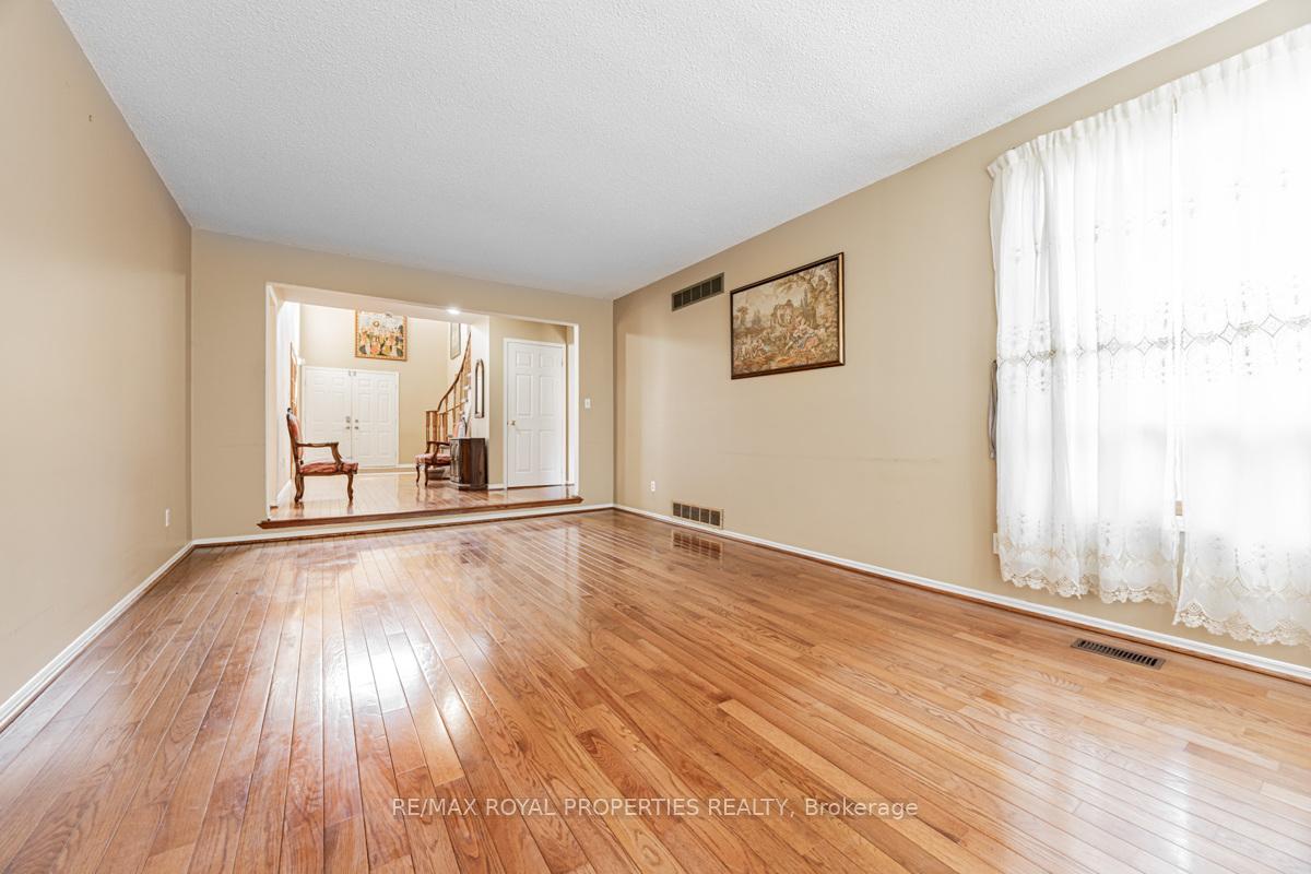 Photo 12 of 101 Forbes Crescent, Markham, Milliken Mills East — HOMEH