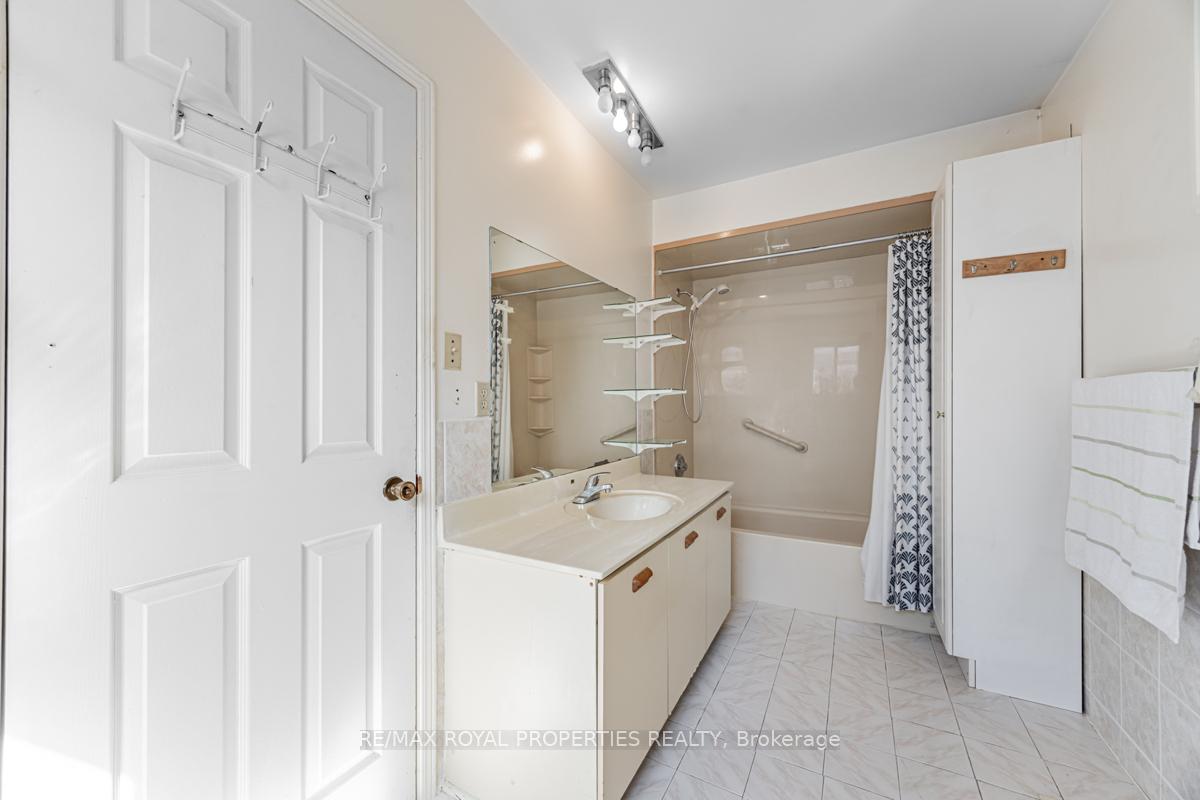Photo 22 of 101 Forbes Crescent, Markham, Milliken Mills East — HOMEH