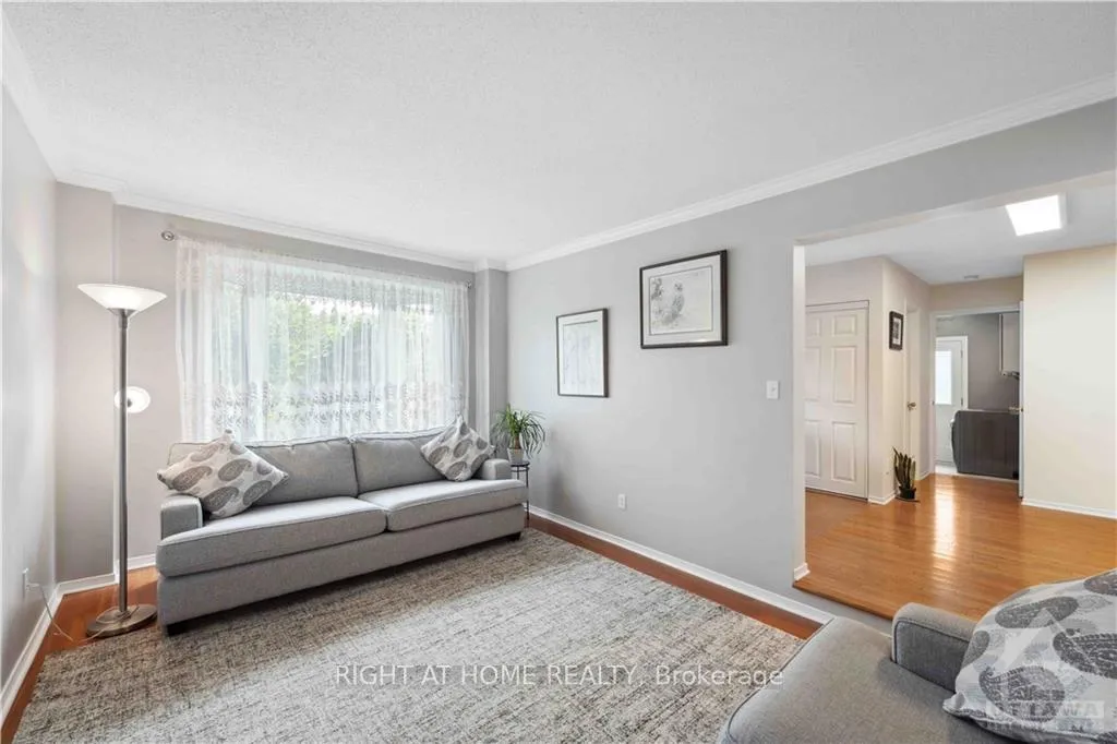 Photo 3 of 22 Collingwood Crescent, Ottawa, Kanata - Morgan's Grant/South March — HOMEH