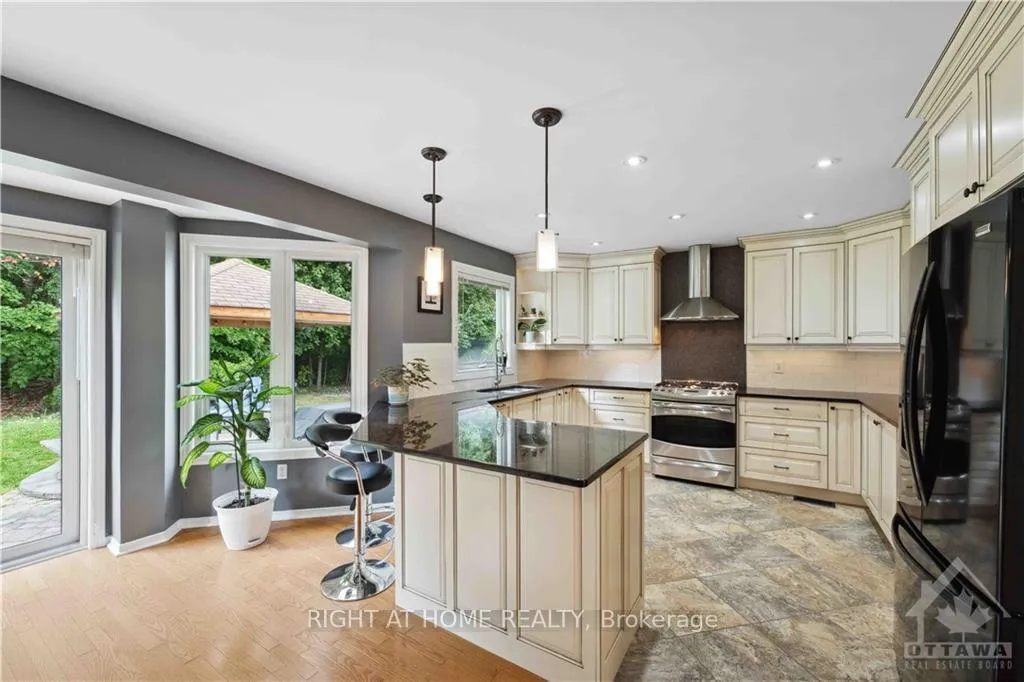 Photo 4 of 22 Collingwood Crescent, Ottawa, Kanata - Morgan's Grant/South March — HOMEH