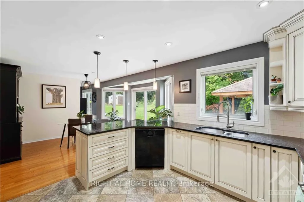 Photo 5 of 22 Collingwood Crescent, Ottawa, Kanata - Morgan's Grant/South March — HOMEH