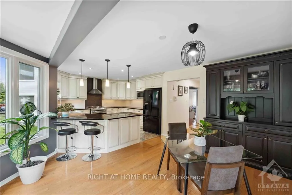 Photo 6 of 22 Collingwood Crescent, Ottawa, Kanata - Morgan's Grant/South March — HOMEH