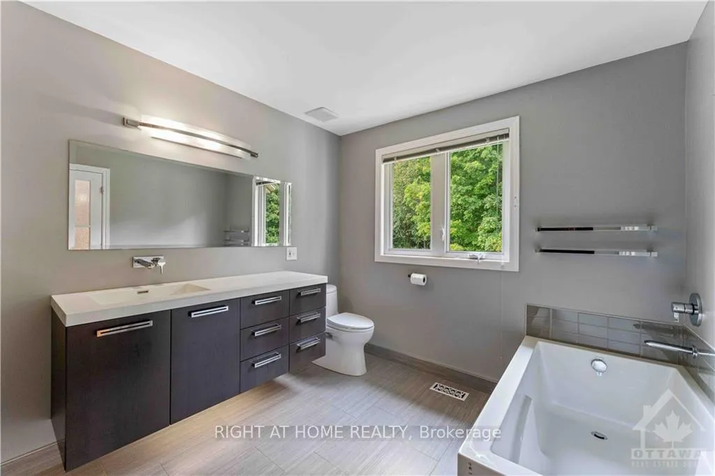 Photo 10 of 22 Collingwood Crescent, Ottawa, Kanata - Morgan's Grant/South March — HOMEH