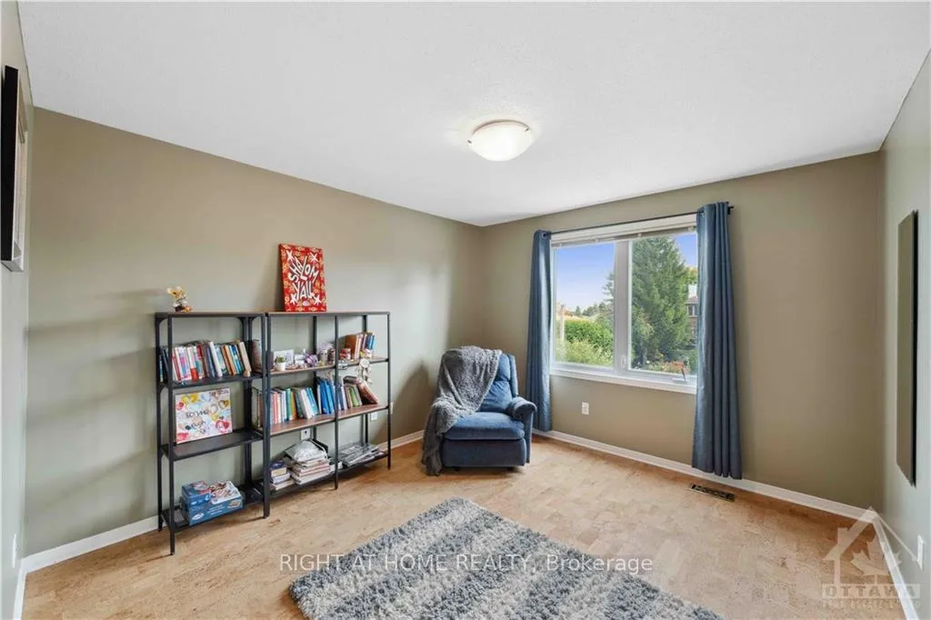 Photo 12 of 22 Collingwood Crescent, Ottawa, Kanata - Morgan's Grant/South March — HOMEH