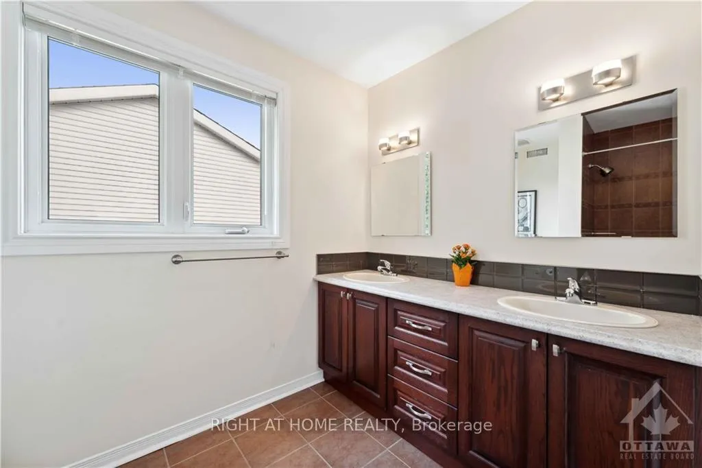 Photo 13 of 22 Collingwood Crescent, Ottawa, Kanata - Morgan's Grant/South March — HOMEH