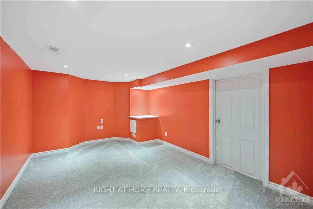 Photo 15 of 22 Collingwood Crescent, Ottawa, Kanata - Morgan's Grant/South March — HOMEH