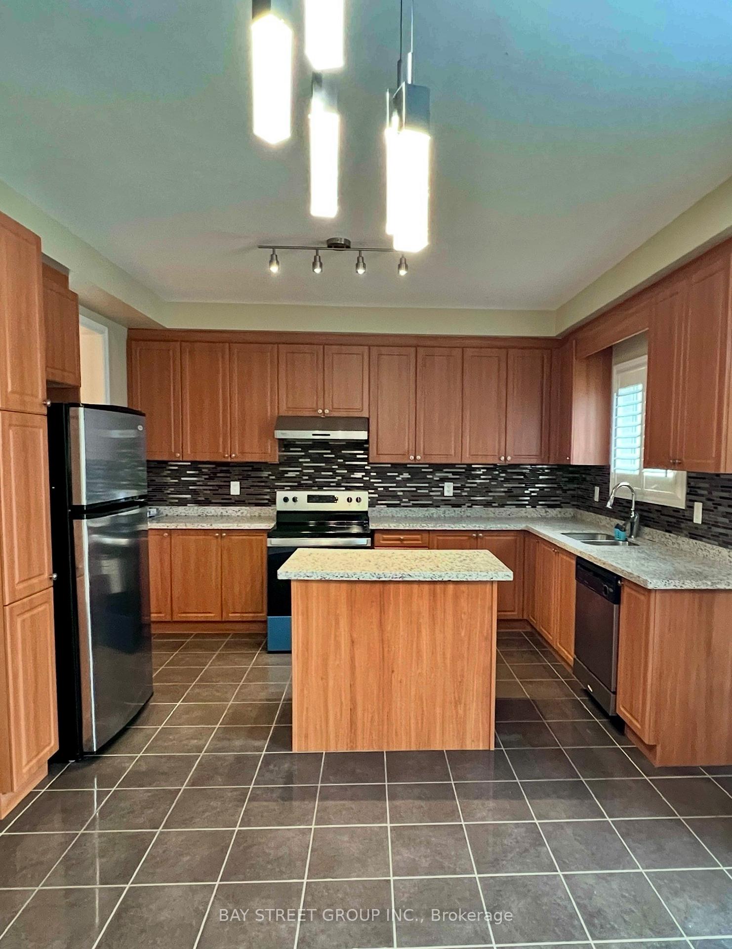 Photo 4 of 27 Turnhouse Crescent, Markham, Cedar Grove — HOMEH