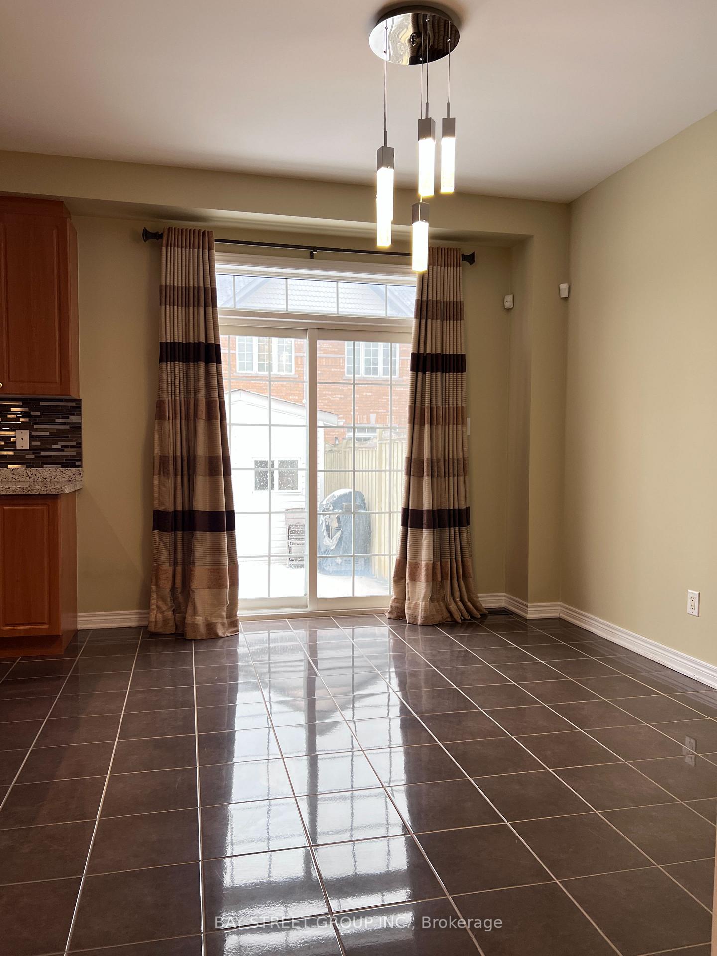 Photo 5 of 27 Turnhouse Crescent, Markham, Cedar Grove — HOMEH