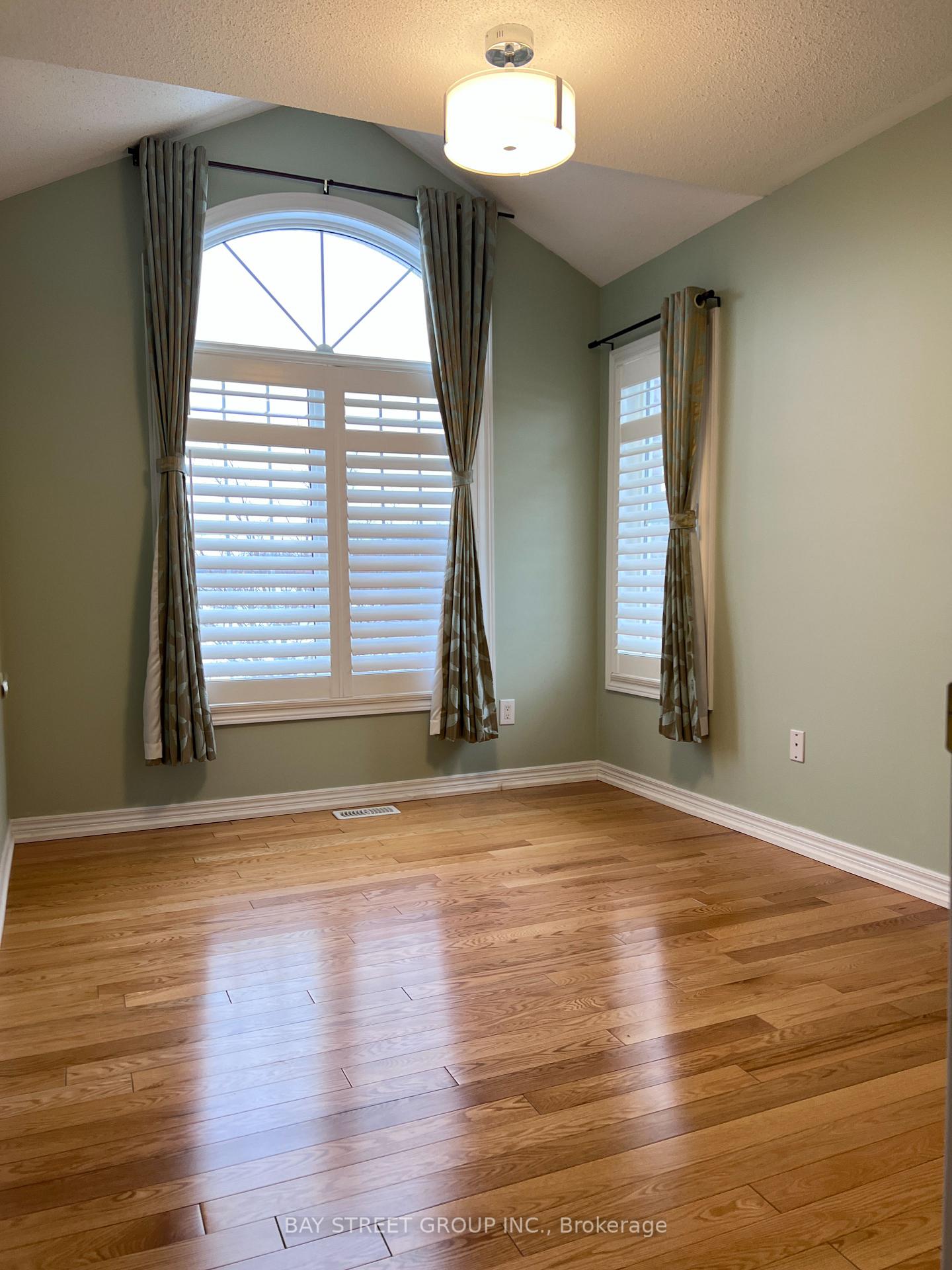 Photo 10 of 27 Turnhouse Crescent, Markham, Cedar Grove — HOMEH