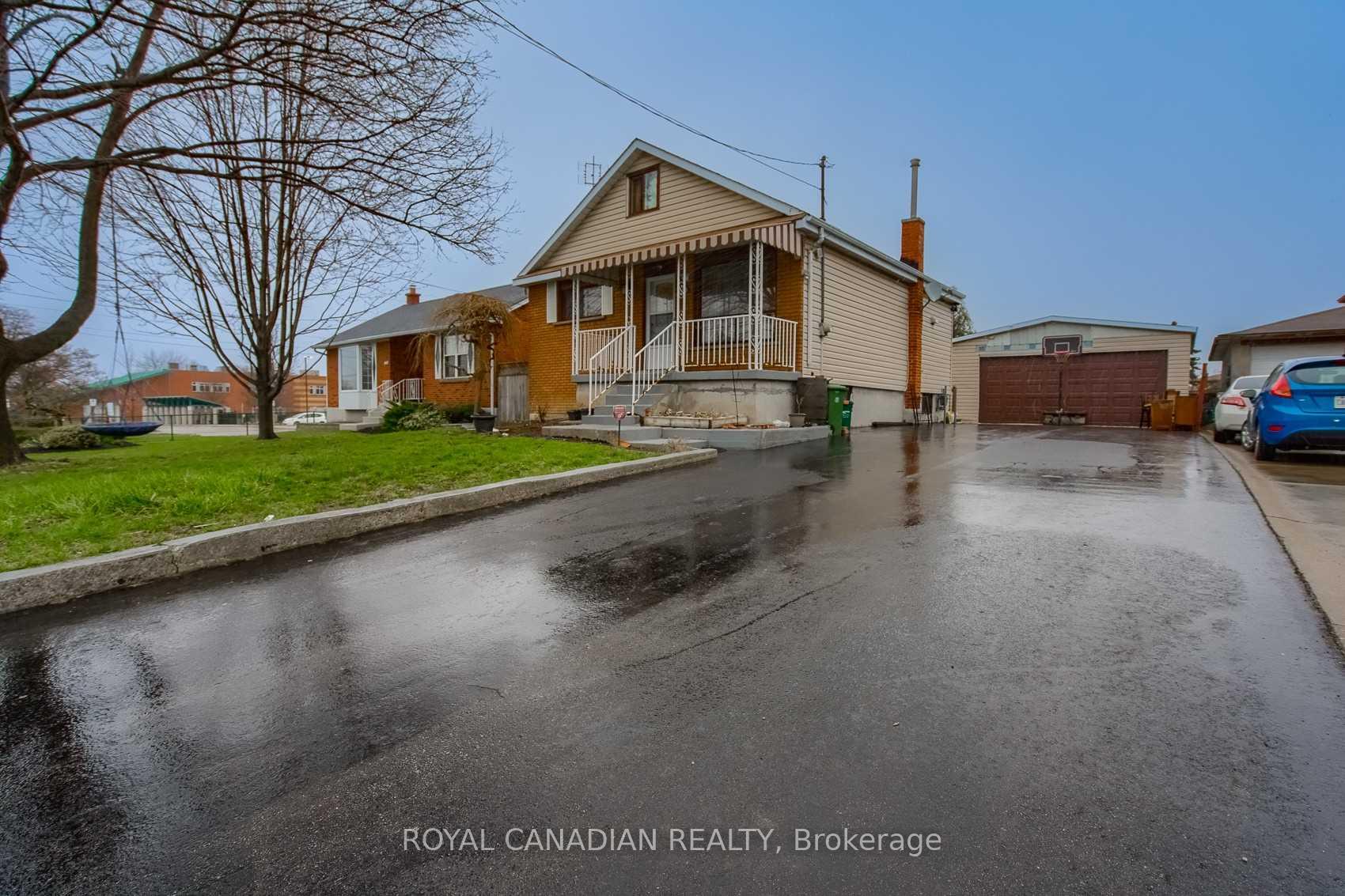 Photo 3 of 571 West 5th Street, Hamilton, Yeoville — HOMEH