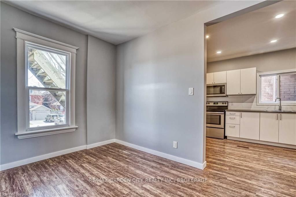 Photo 3 of Unit 2, 192 Wellington Street N, Hamilton, Landsdale — HOMEH