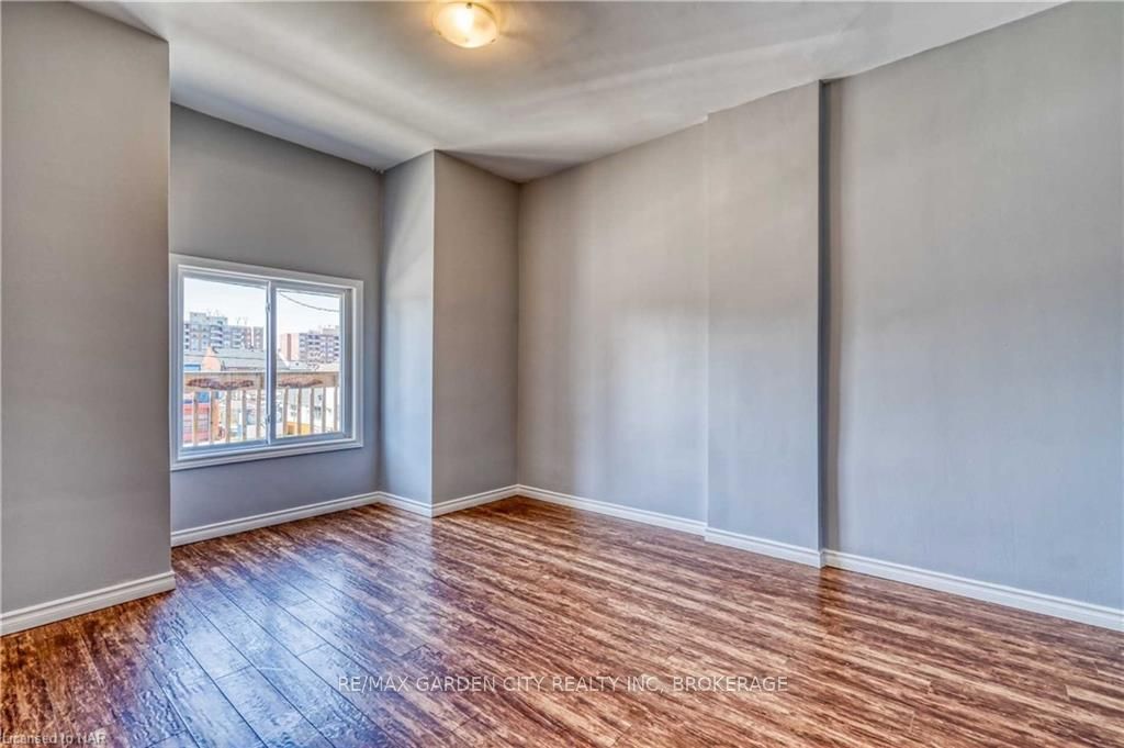 Photo 4 of Unit 2, 192 Wellington Street N, Hamilton, Landsdale — HOMEH