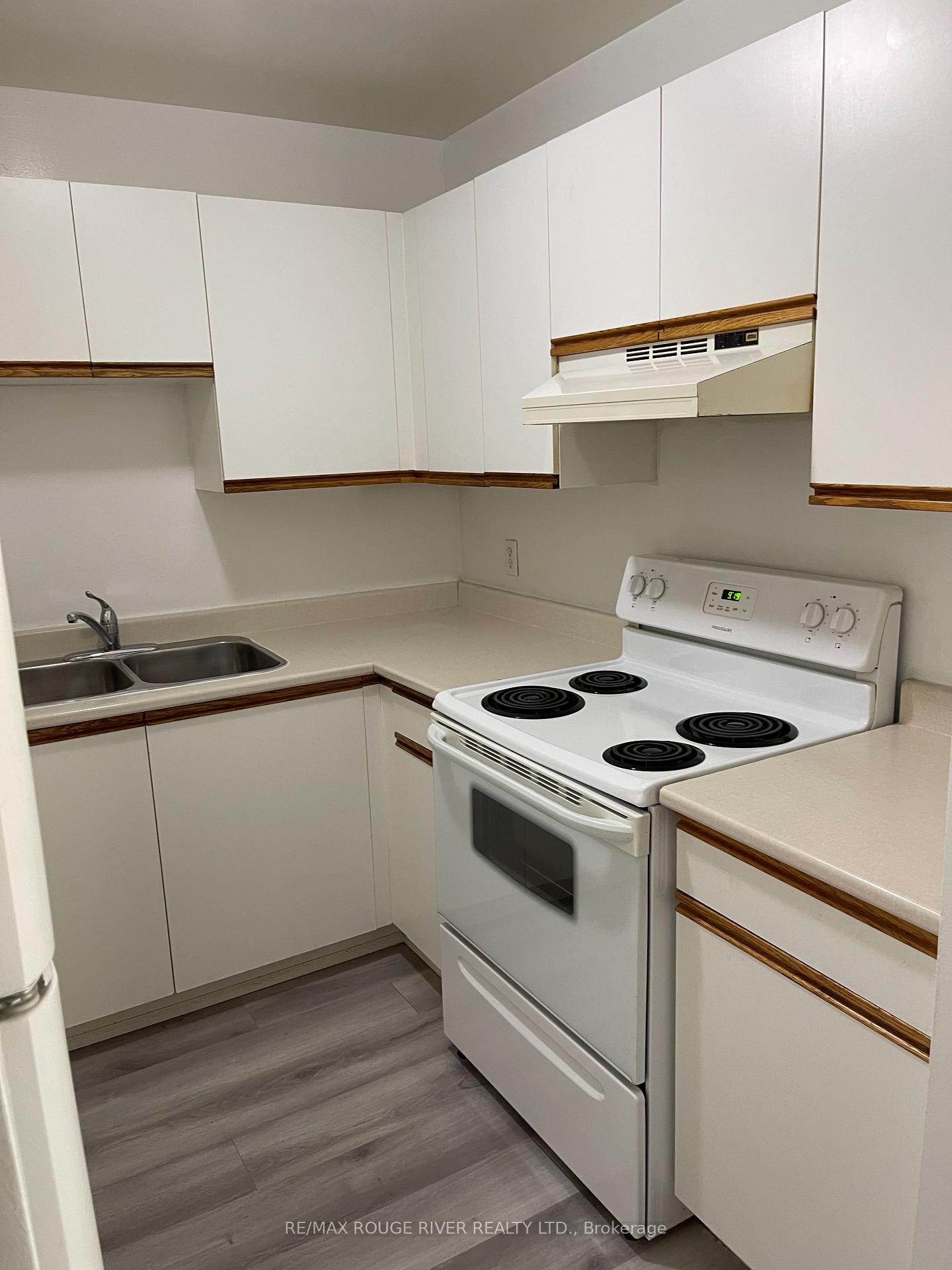 Photo 3 of Unit 5, 1122 Upper Wellington Street, Hamilton, Greeningdon — HOMEH
