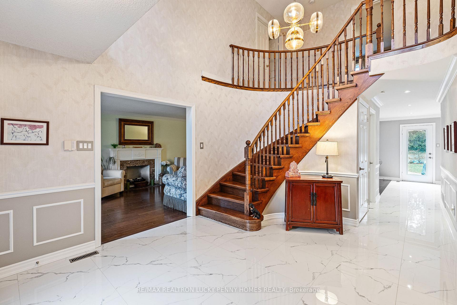 Photo 4 of 124 Aitken Circle, Markham, Unionville — HOMEH