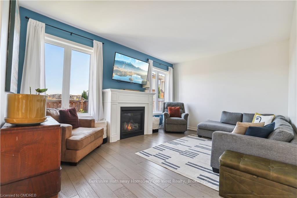 Photo 4 of 36 Fingland Crescent, Hamilton, Waterdown — HOMEH