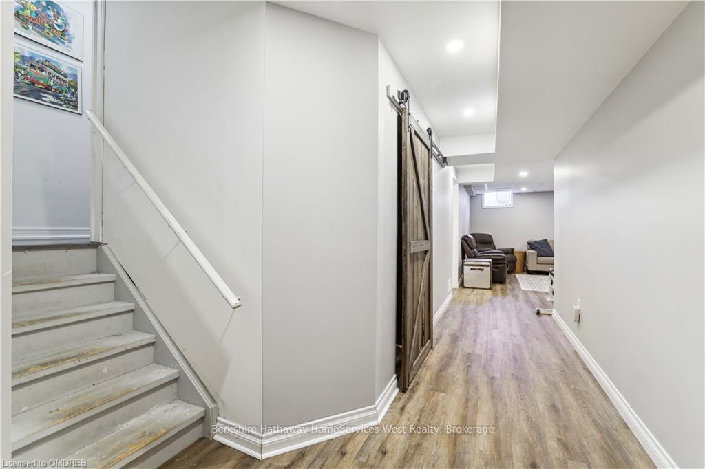 Photo 21 of 36 Fingland Crescent, Hamilton, Waterdown — HOMEH