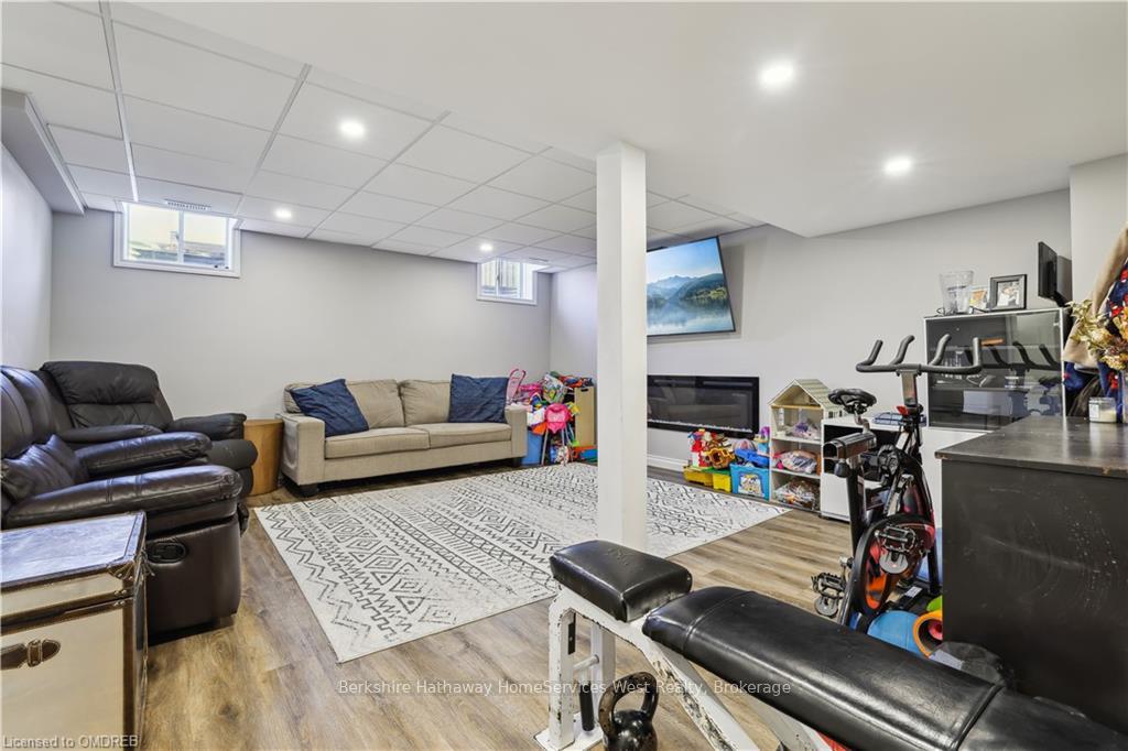 Photo 22 of 36 Fingland Crescent, Hamilton, Waterdown — HOMEH