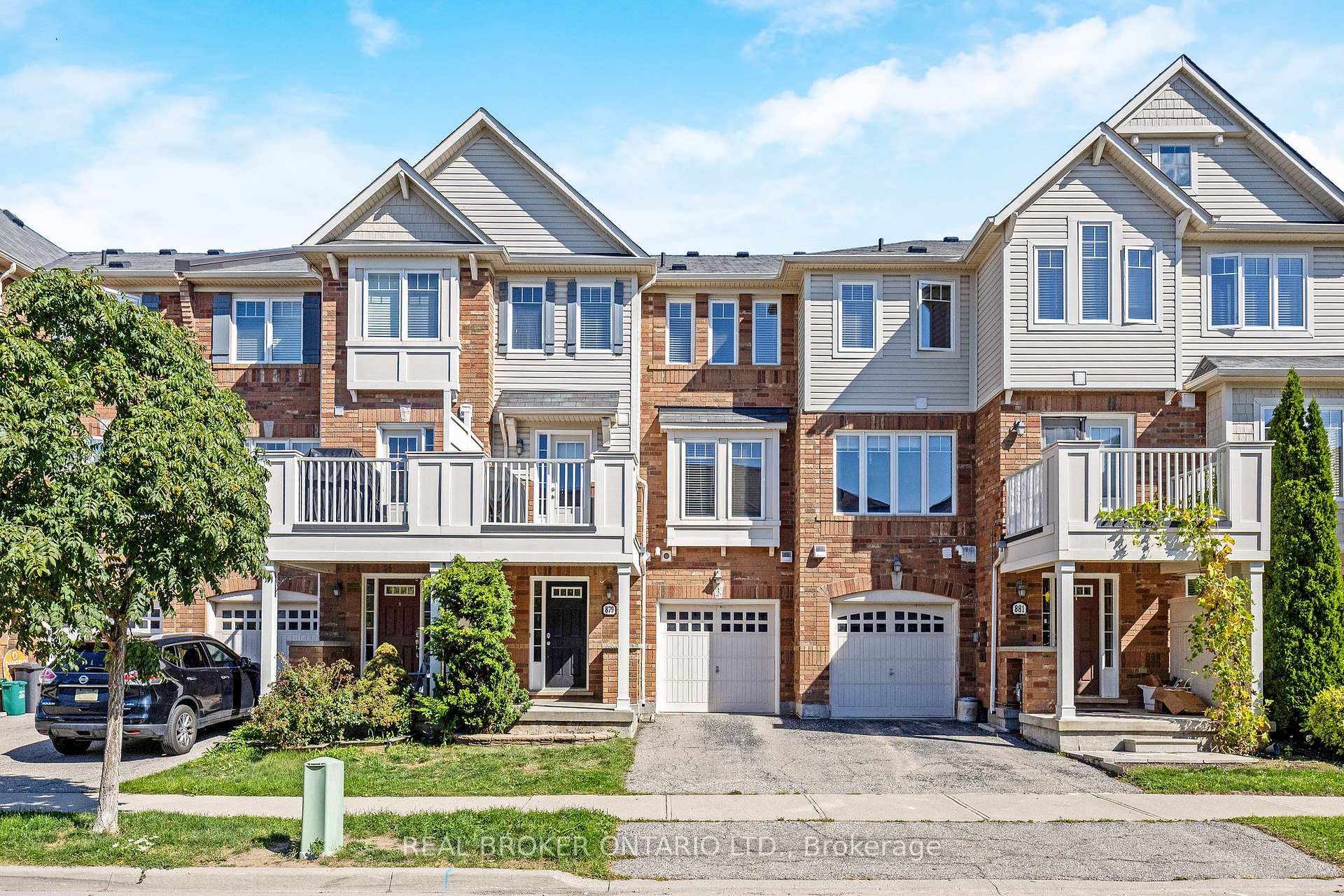Front of 879 Willingdon Crescent