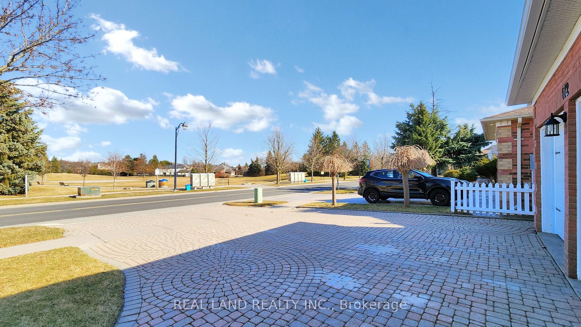 Photo 4 of 172 Manhattan Drive, Markham, Unionville — HOMEH