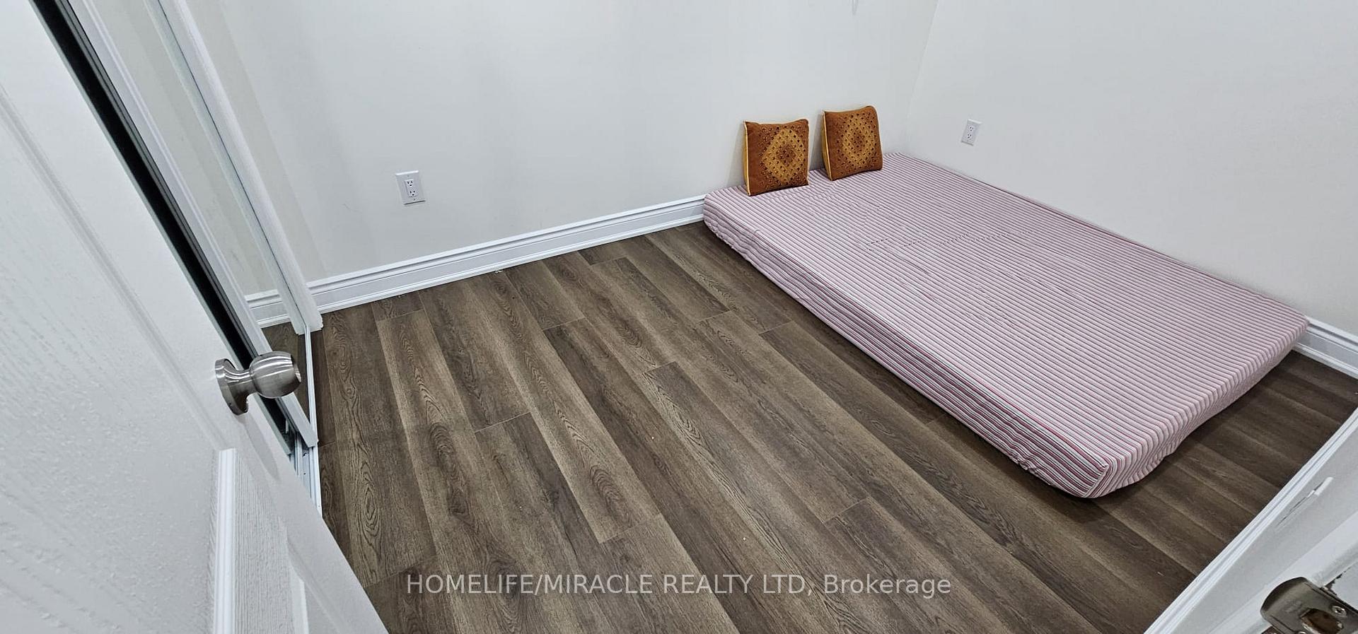 Photo 13 of 1428 Sycamore Gardens, Milton, Cobban — HOMEH