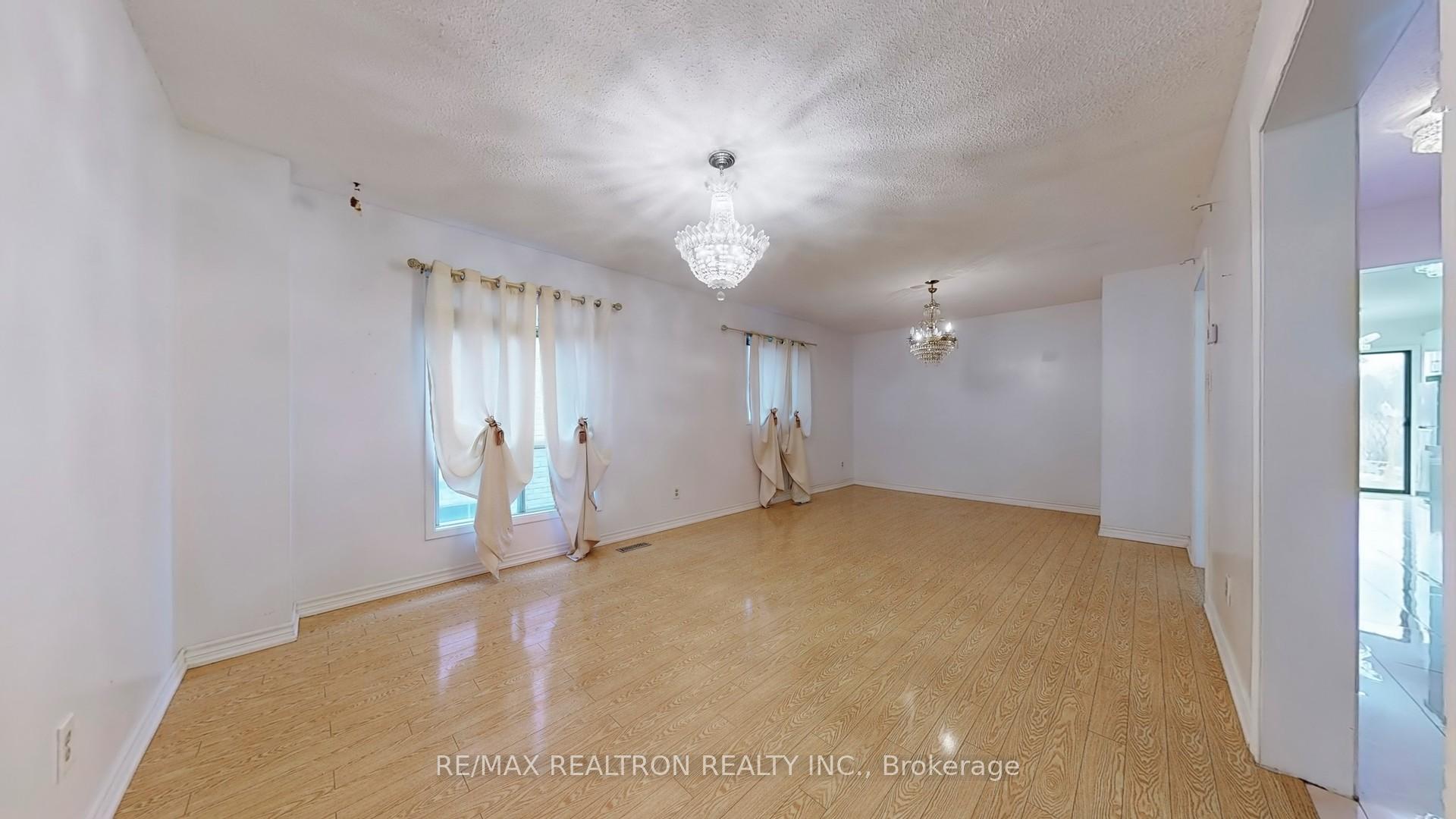 Photo 3 of 111 Woodhall Road, Markham, Milliken Mills East — HOMEH