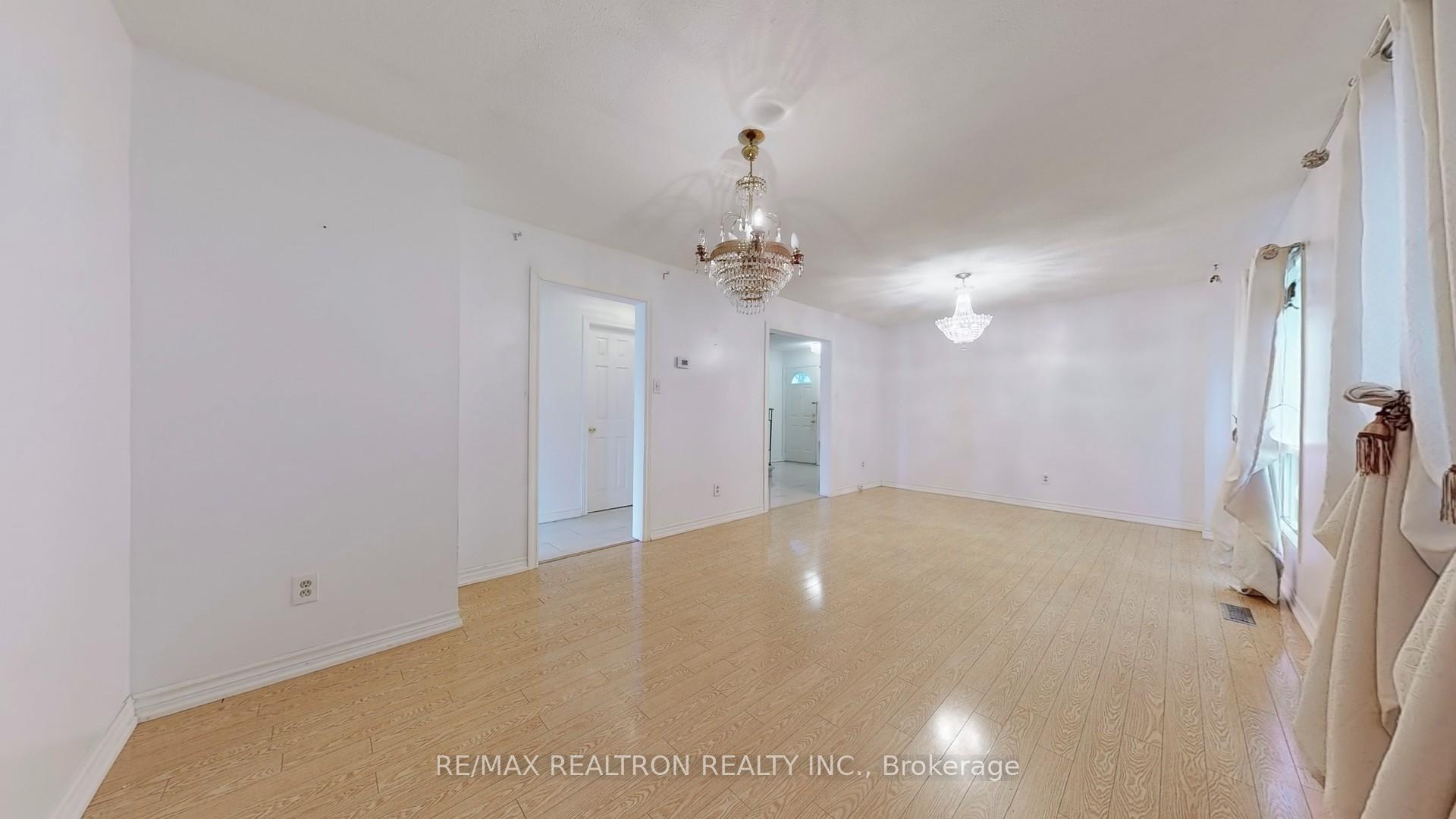 Photo 4 of 111 Woodhall Road, Markham, Milliken Mills East — HOMEH
