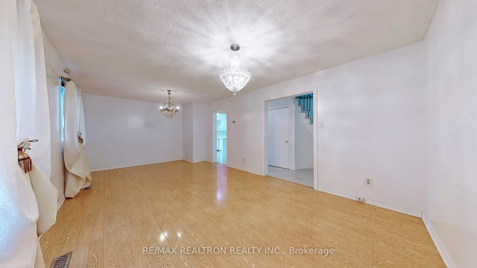 Photo 5 of 111 Woodhall Road, Markham, Milliken Mills East — HOMEH