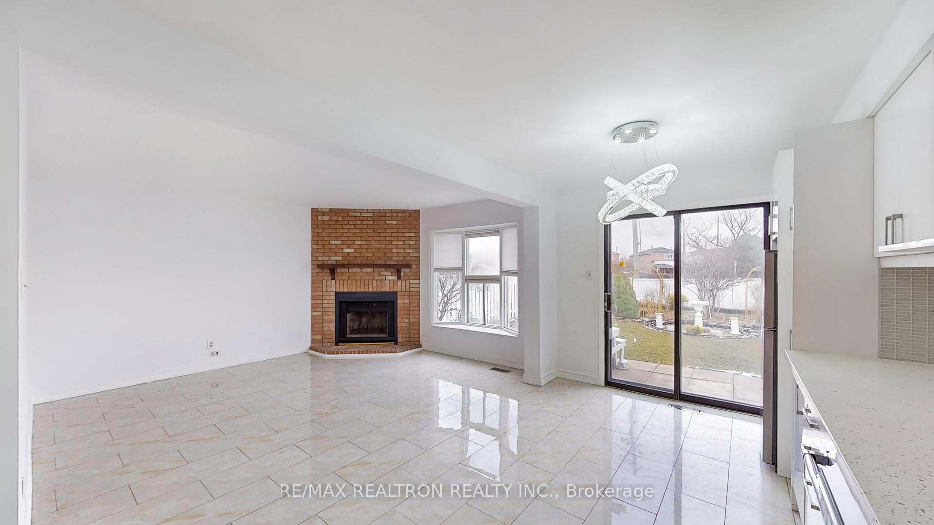 Photo 8 of 111 Woodhall Road, Markham, Milliken Mills East — HOMEH