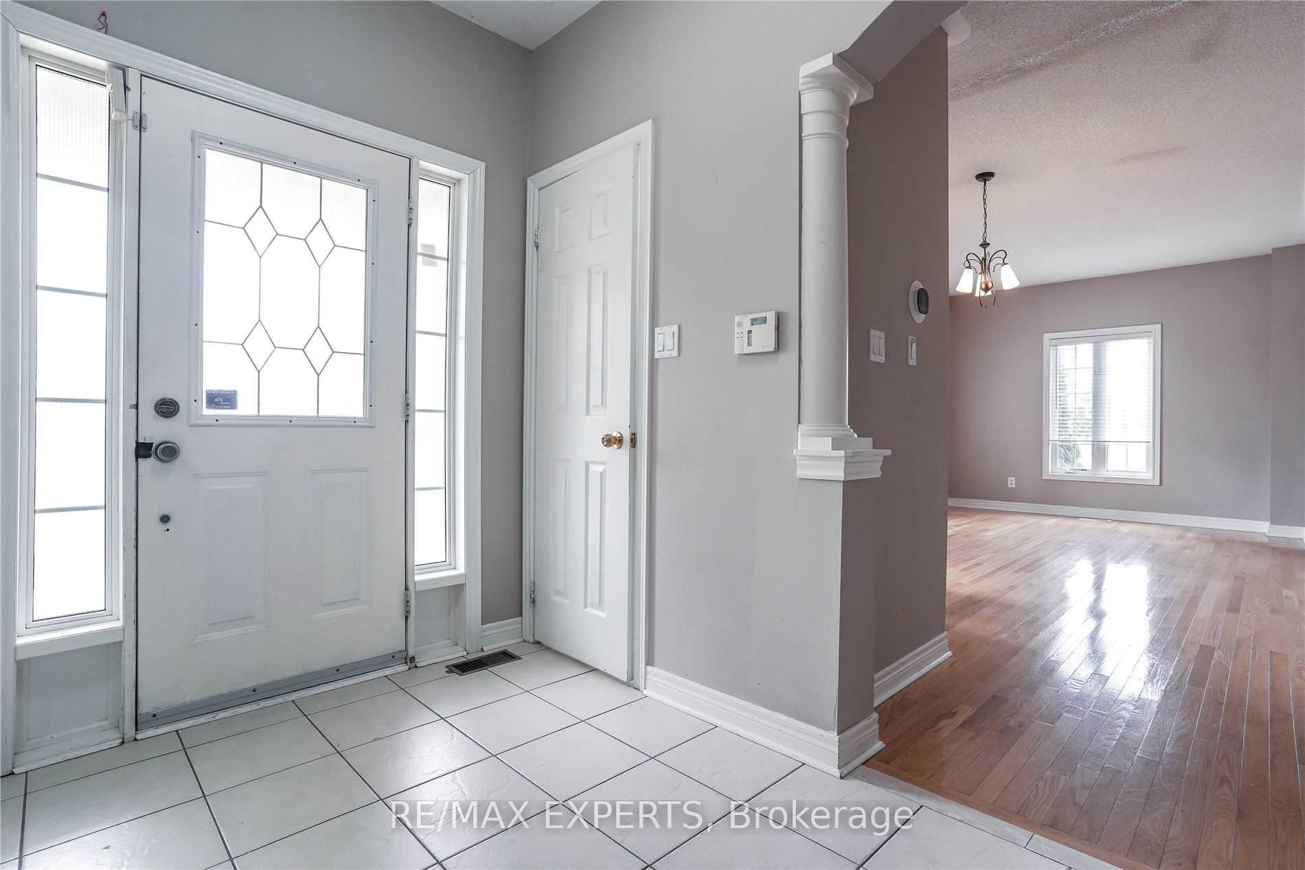 Photo 2 of 33 Saltspring Drive, Markham, Greensborough — HOMEH