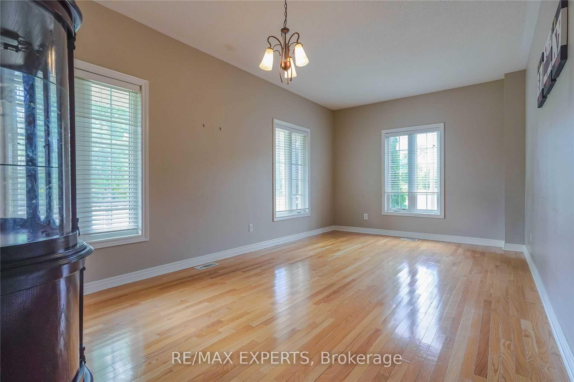 Photo 4 of 33 Saltspring Drive, Markham, Greensborough — HOMEH