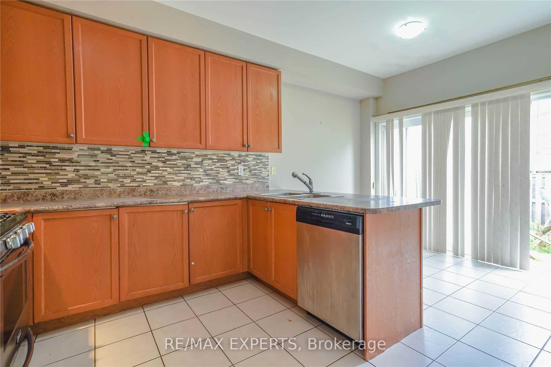 Photo 8 of 33 Saltspring Drive, Markham, Greensborough — HOMEH