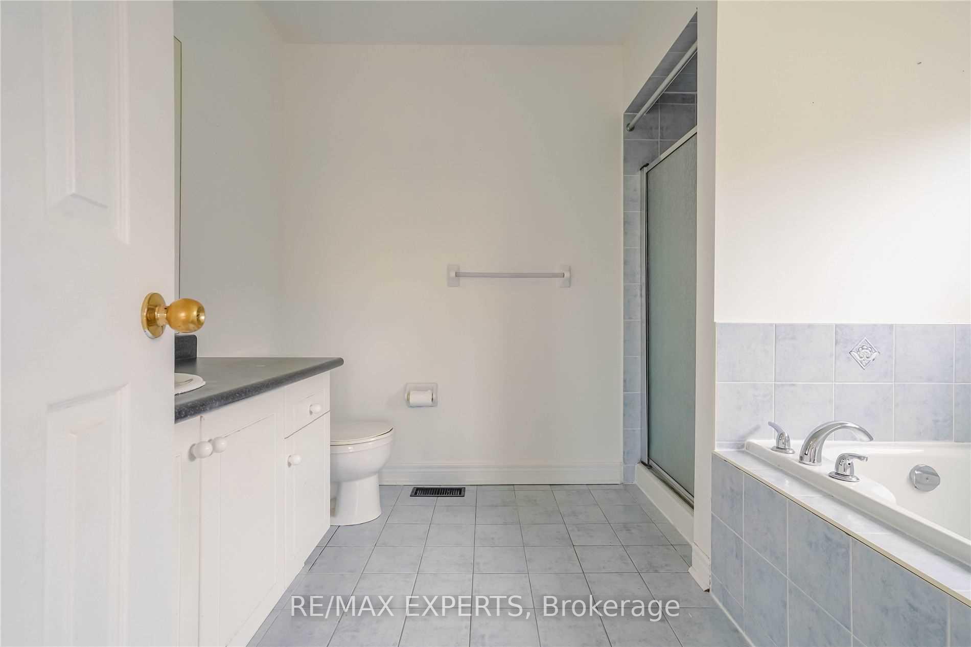 Photo 15 of 33 Saltspring Drive, Markham, Greensborough — HOMEH