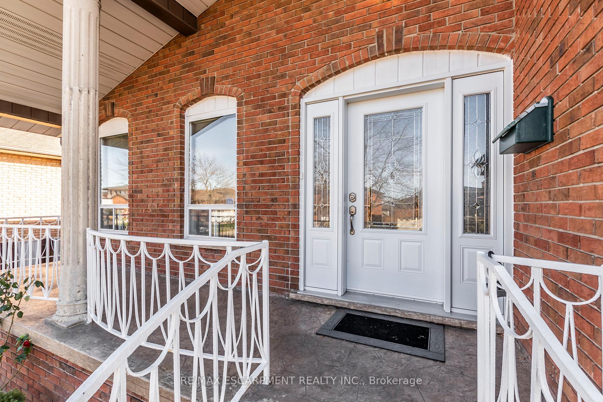 Photo 3 of Unit Upper, 62 Henley Drive, Hamilton, Stoney Creek — HOMEH