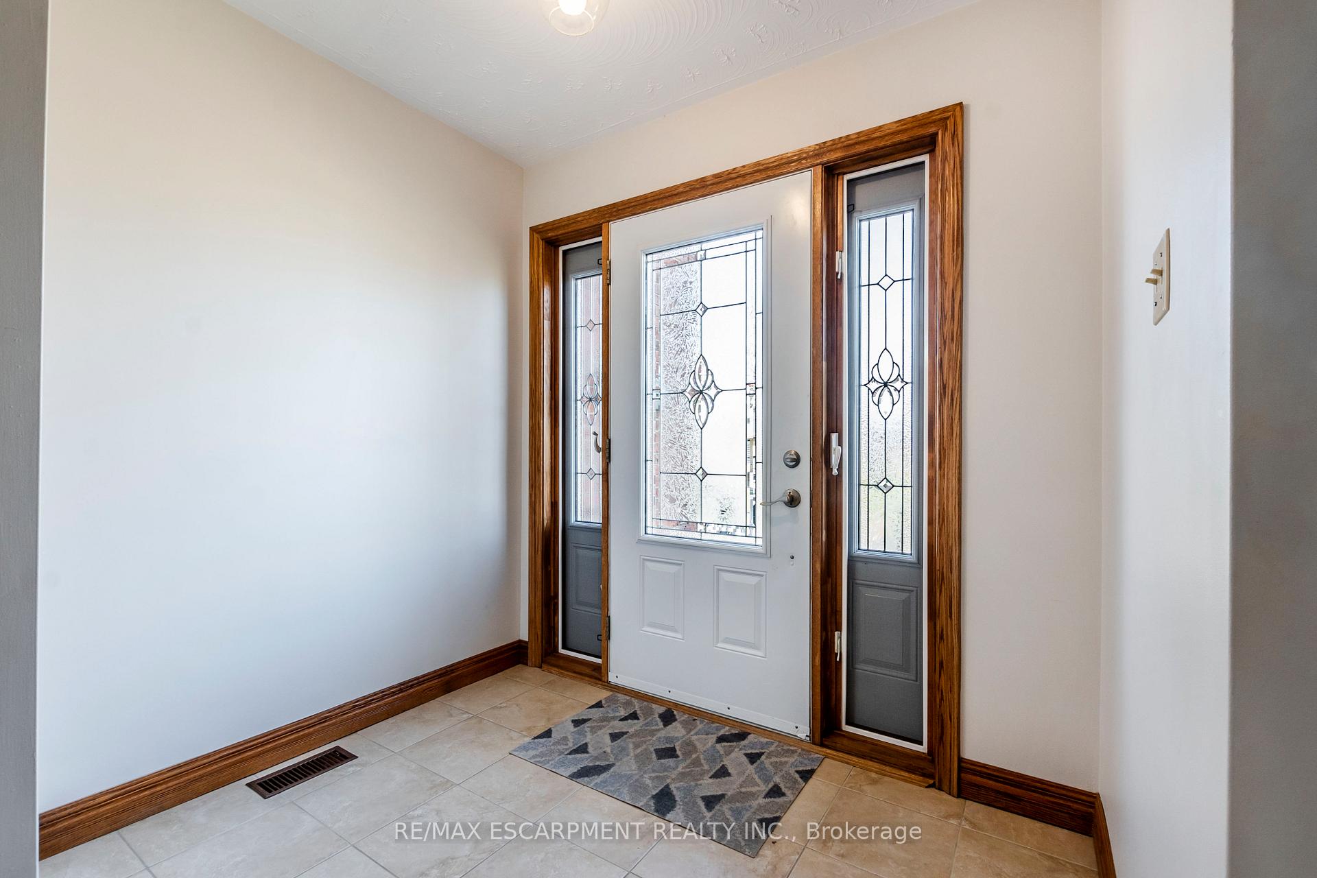 Photo 4 of Unit Upper, 62 Henley Drive, Hamilton, Stoney Creek — HOMEH